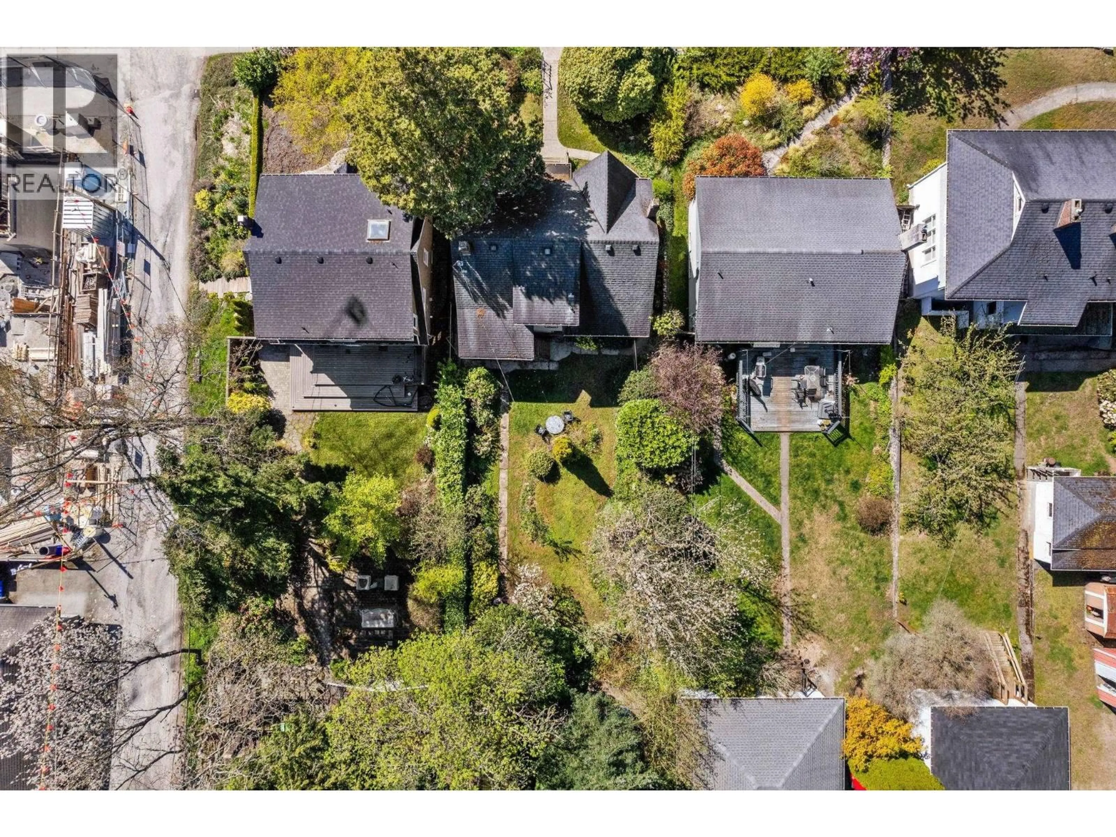A pic from outside/outdoor area/front of a property/back of a property/a pic from drone, street for 5962 DUNBAR STREET, Vancouver British Columbia V6N1X2