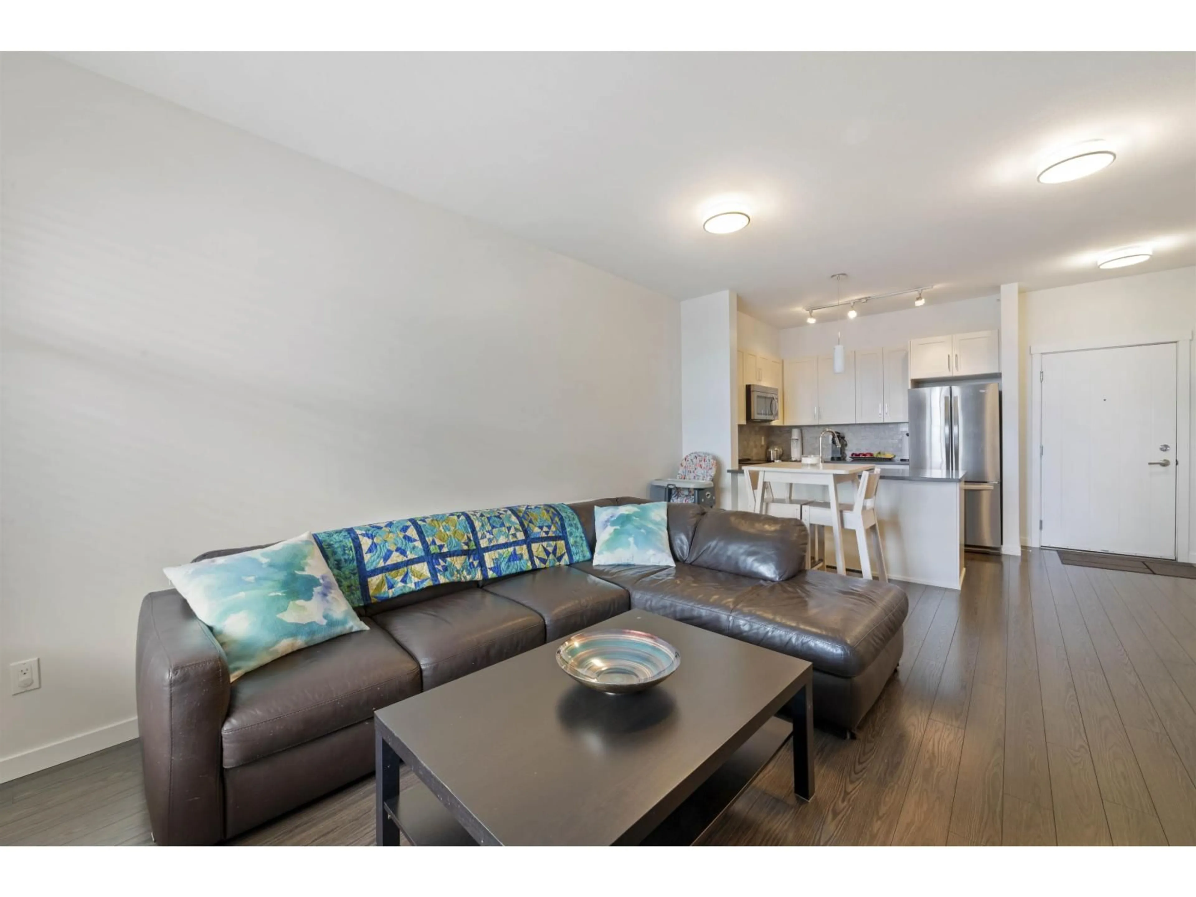 Living room with furniture, wood/laminate floor for 510 - 2855 156 STREET, Surrey British Columbia V3Z3Y3