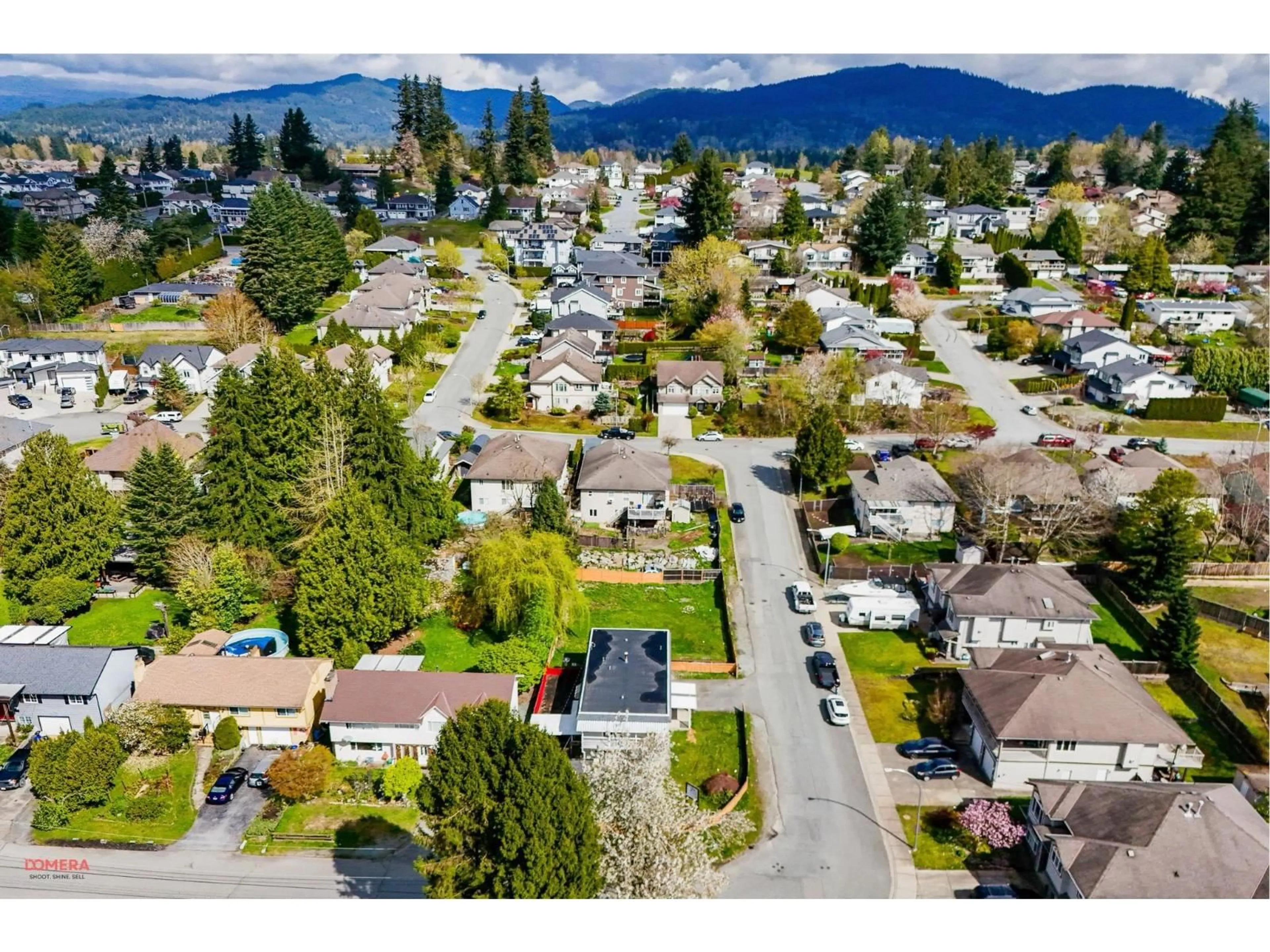 A pic from outside/outdoor area/front of a property/back of a property/a pic from drone, mountain view for 32891 BAKERVIEW AVENUE, Mission British Columbia V2V2P8