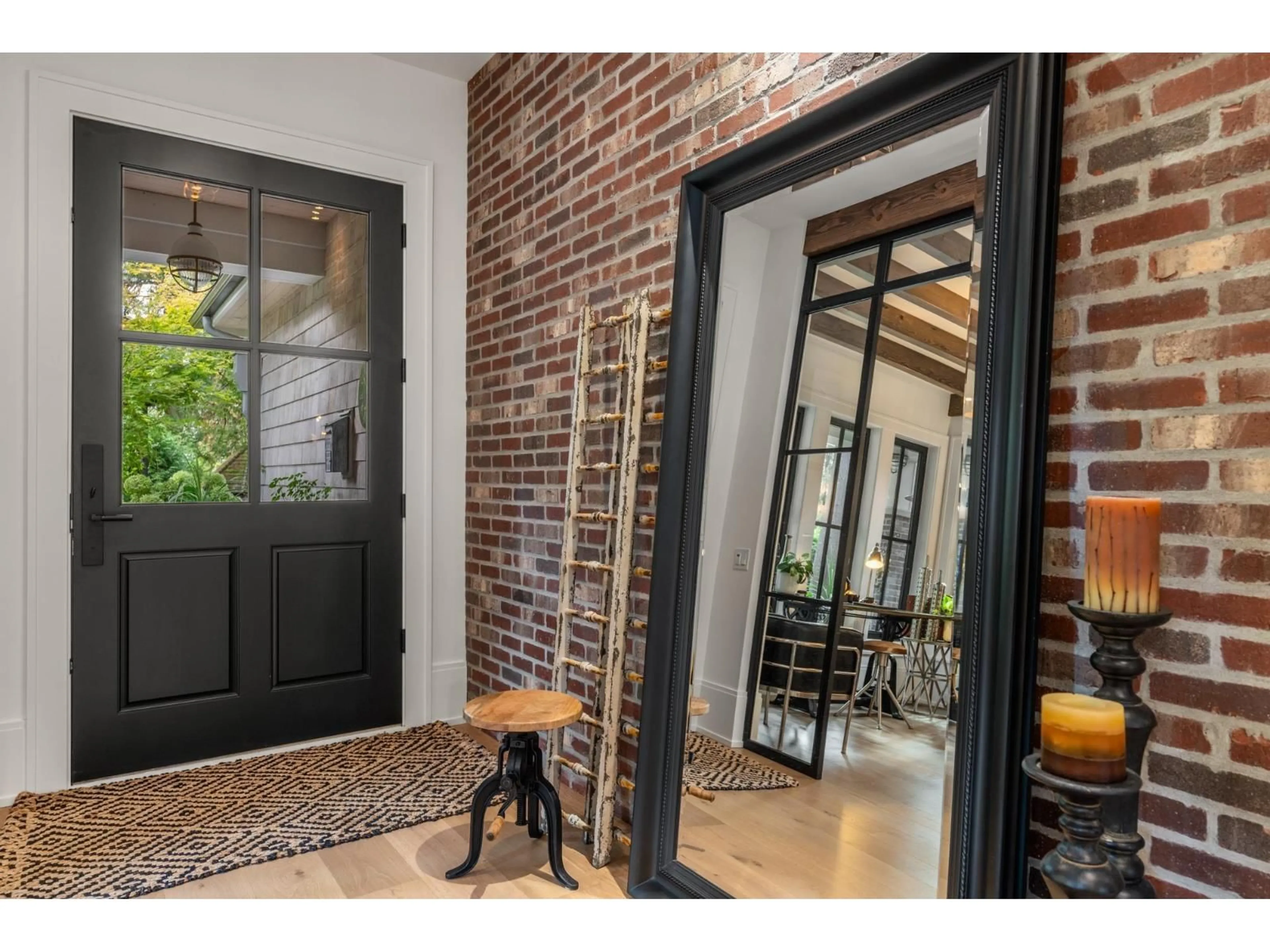 Indoor entryway for 2408 CHRISTOPHERSON ROAD, Surrey British Columbia V4A5W2