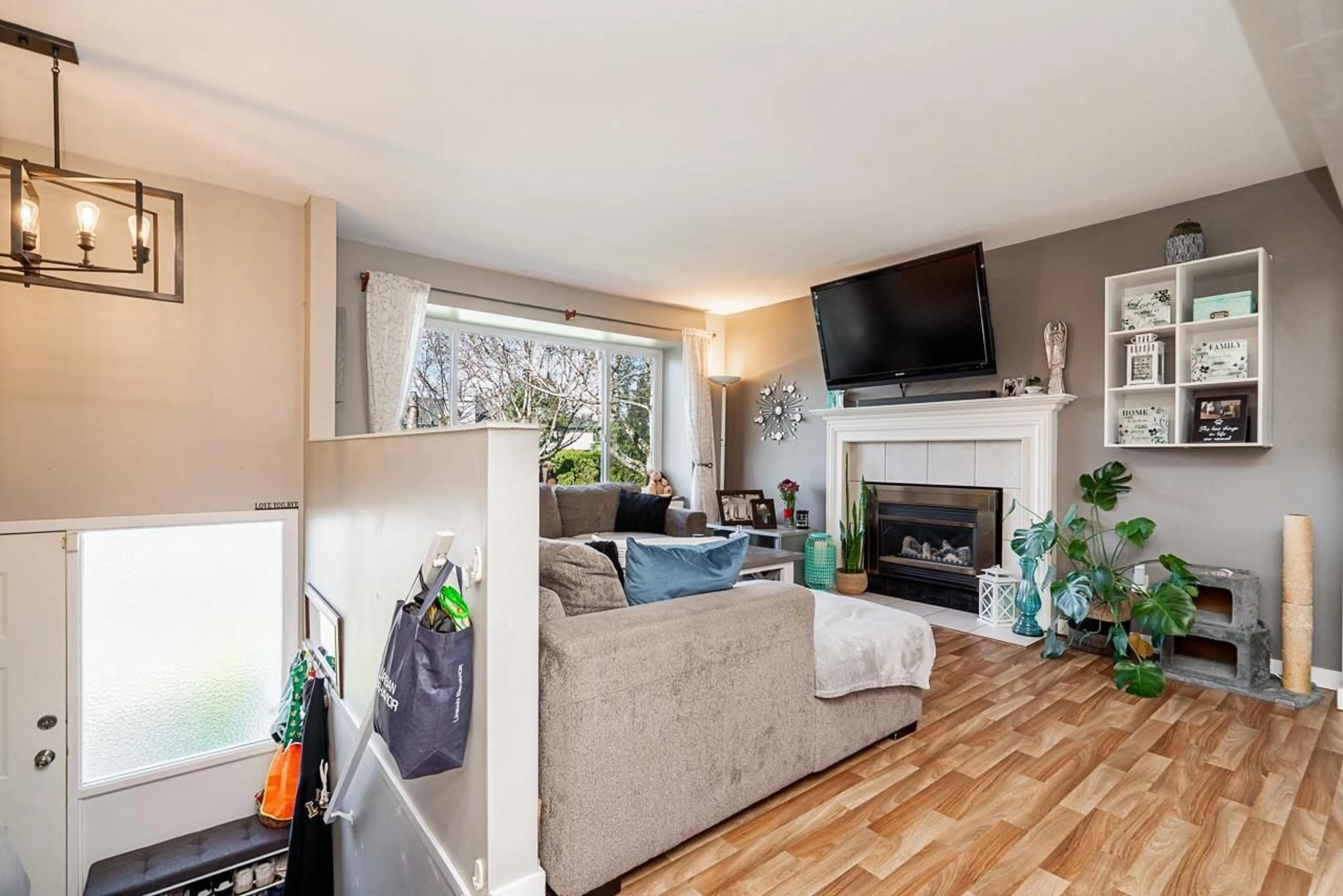 Living room with furniture, wood/laminate floor for 17254 62A AVENUE, Surrey British Columbia V3S6V5