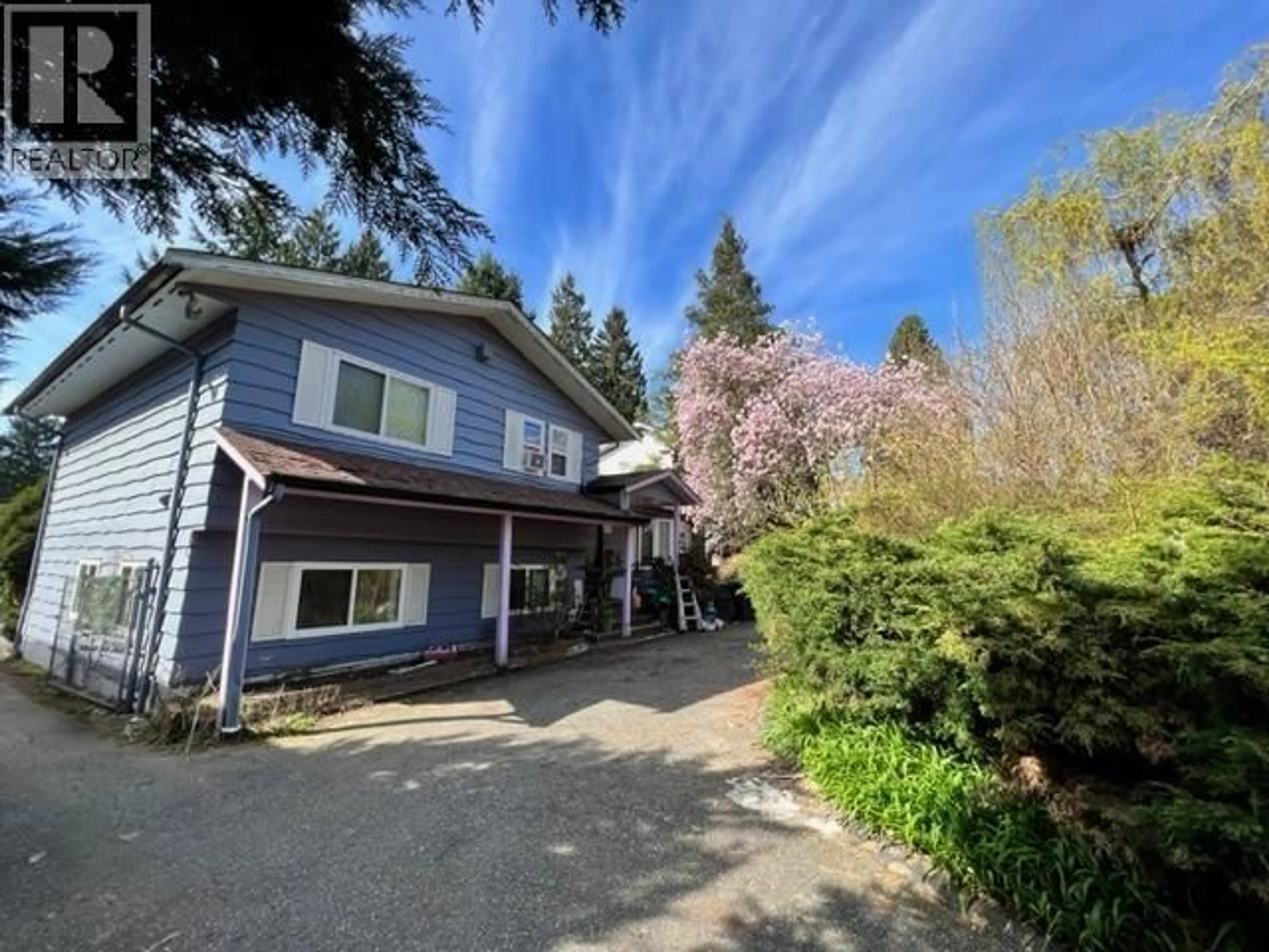 A pic from outside/outdoor area/front of a property/back of a property/a pic from drone, street for 606 CROSBY STREET, Coquitlam British Columbia V3J4A4