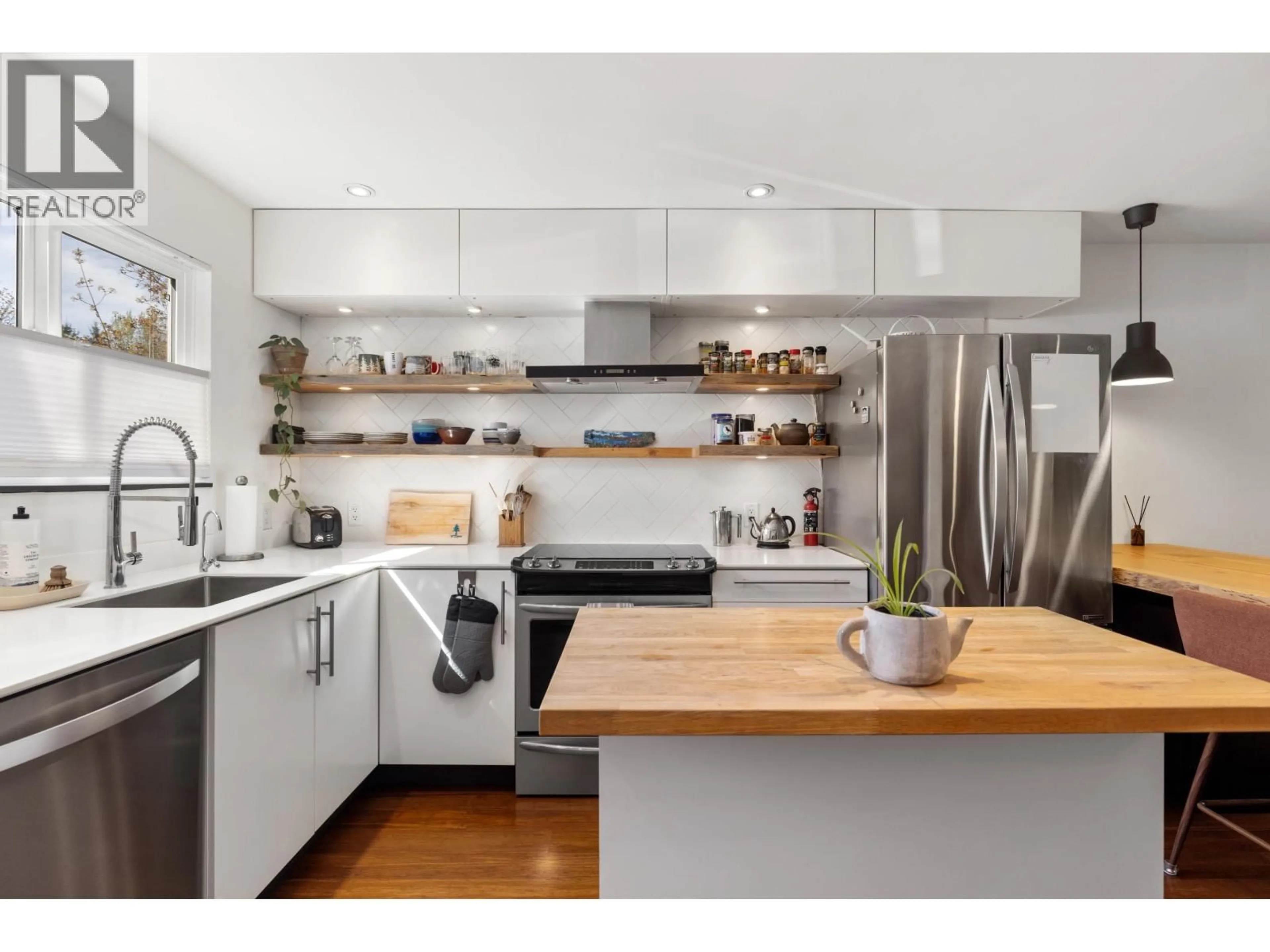 Open concept kitchen, wood/laminate floor for 3 - 1470 LAUREL STREET, Pemberton British Columbia V0N2L1