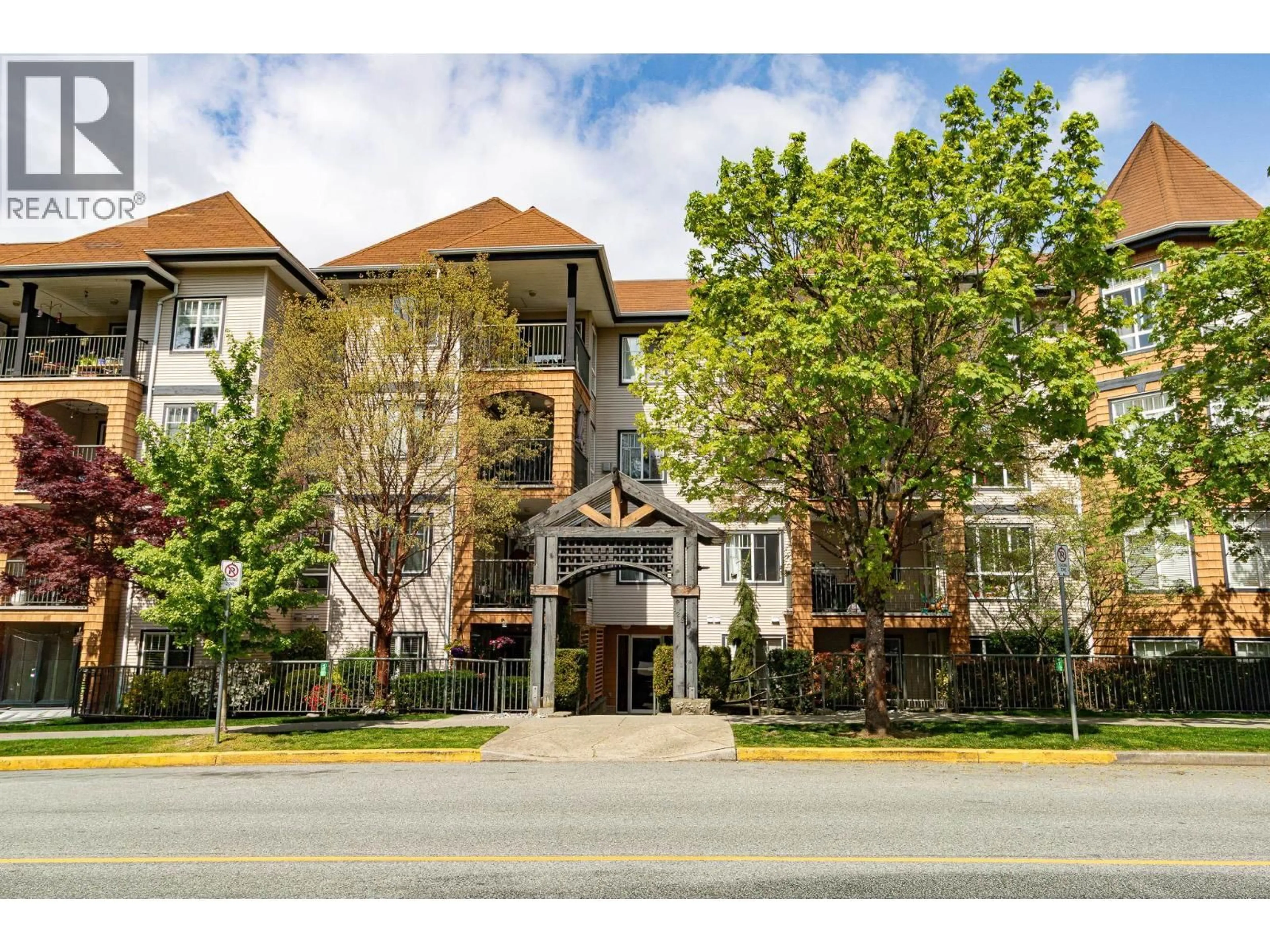 Indoor foyer for 205 - 12207 224 STREET, Maple Ridge British Columbia V2X6B9