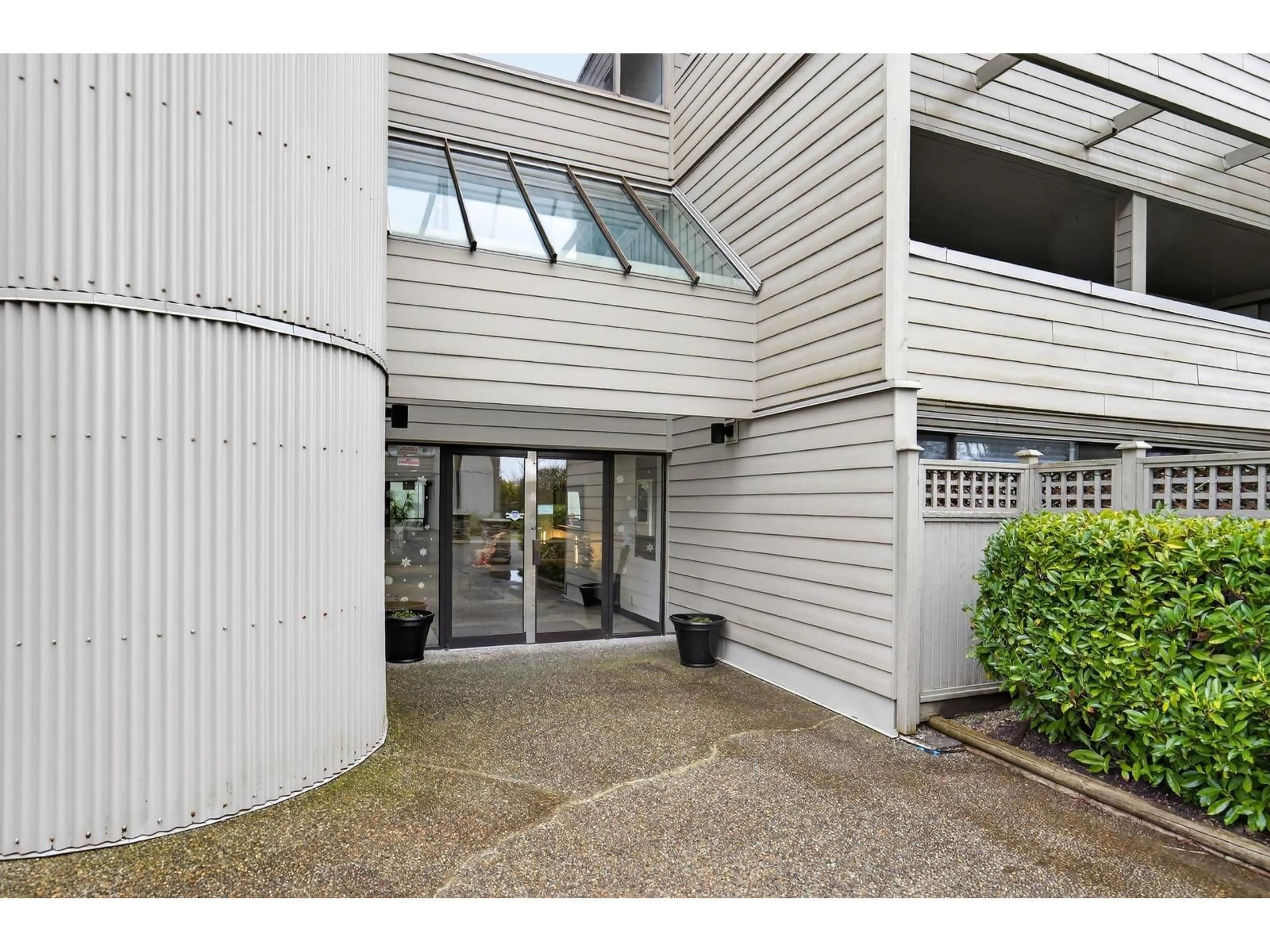 Indoor foyer for 109 - 15272 19 AVENUE, Surrey British Columbia V4A1X6