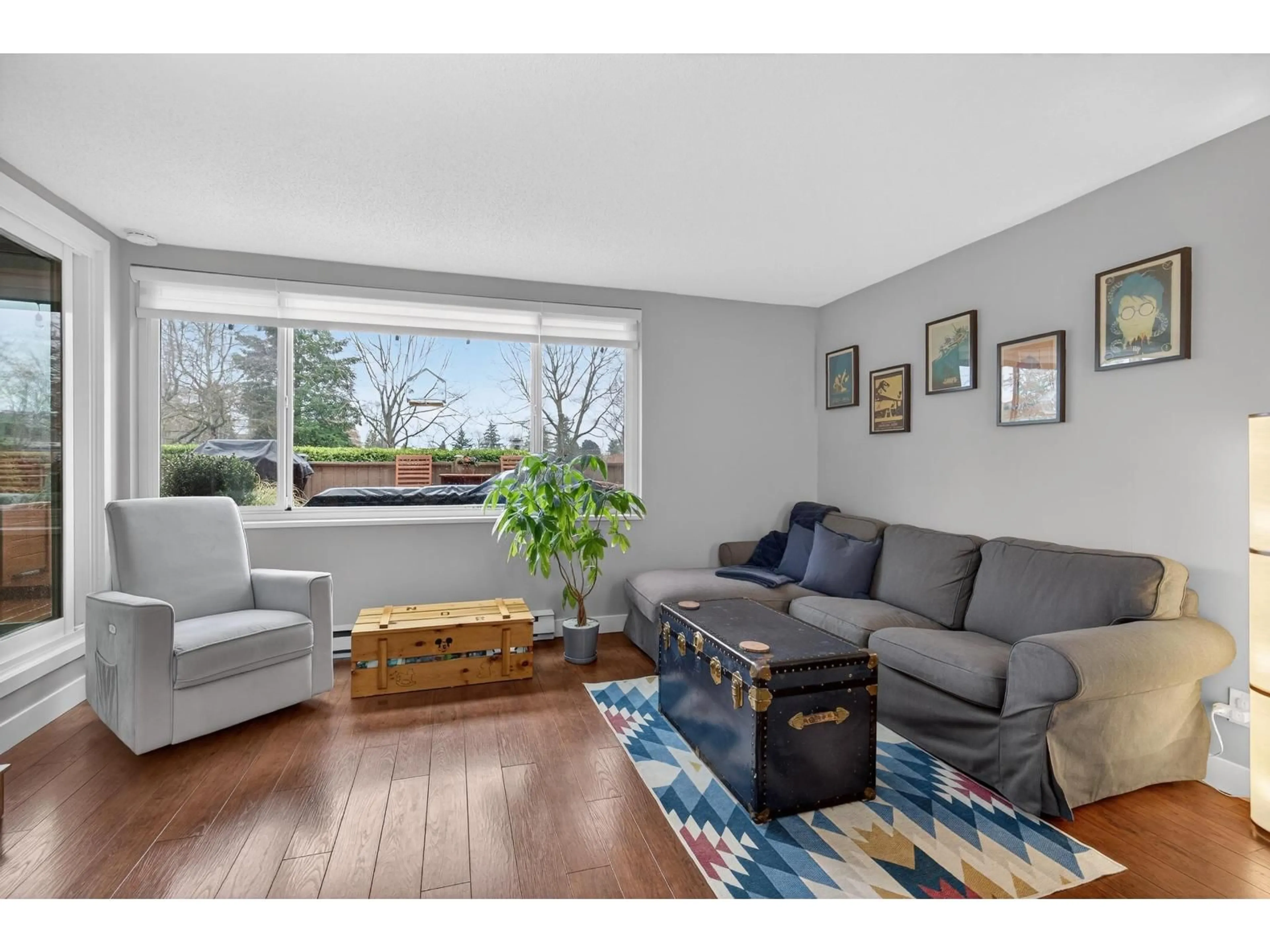 Living room with furniture, wood/laminate floor for 109 - 15272 19 AVENUE, Surrey British Columbia V4A1X6