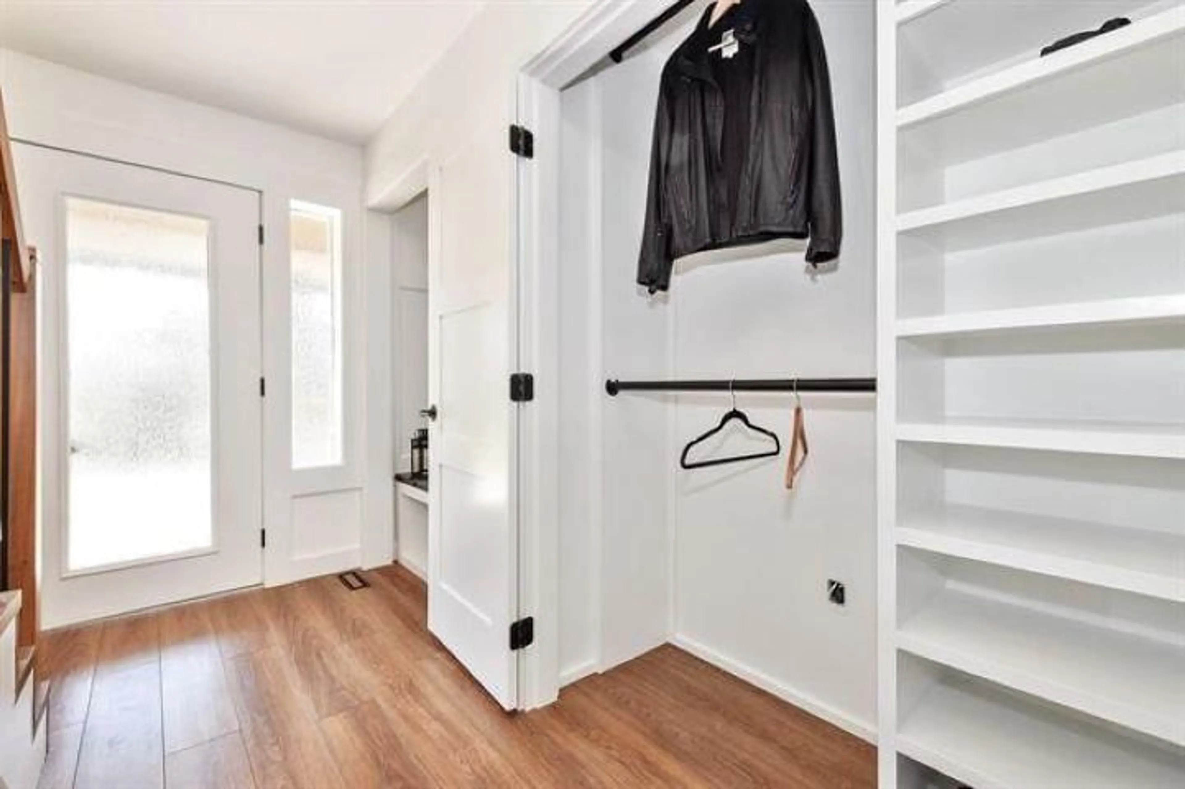 Indoor entryway for 7657 HORNE STREET, Mission British Columbia V2V3Y8