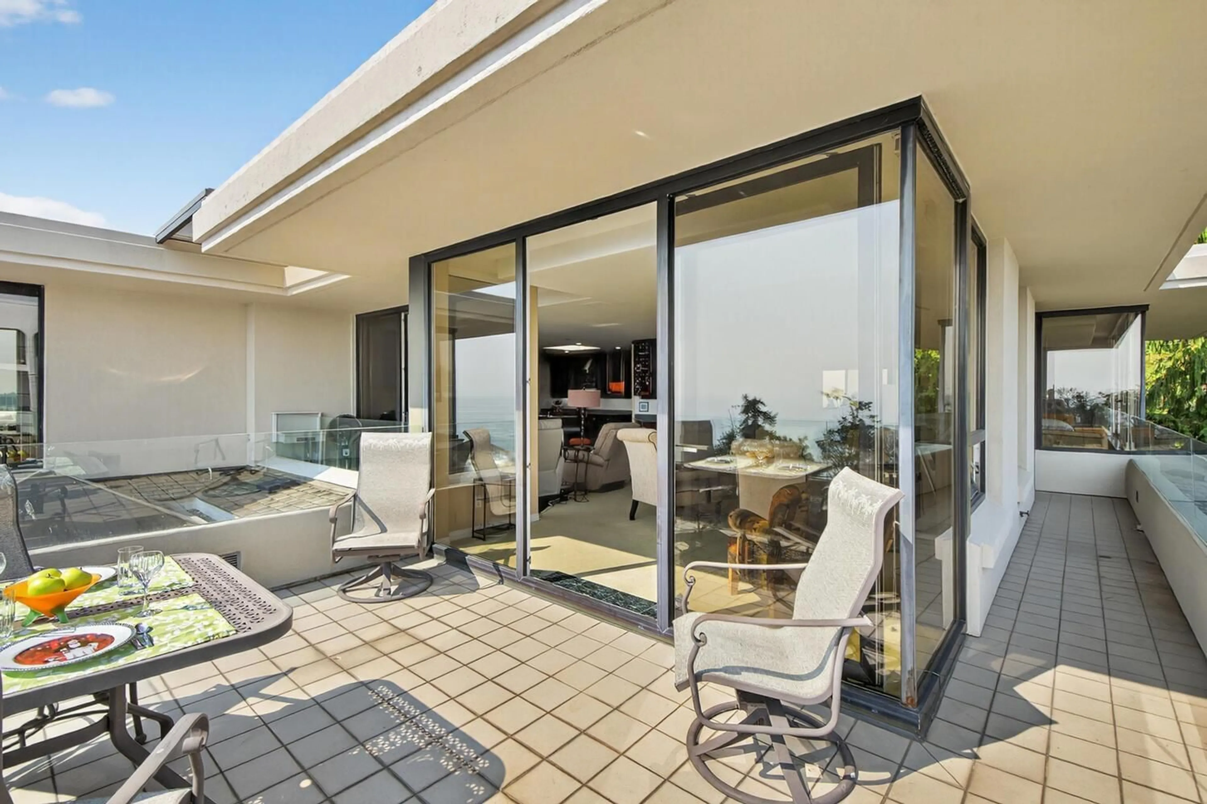 Patio, water/lake/river/ocean view for 402 - 15050 PROSPECT AVENUE, White Rock British Columbia V4B2B4