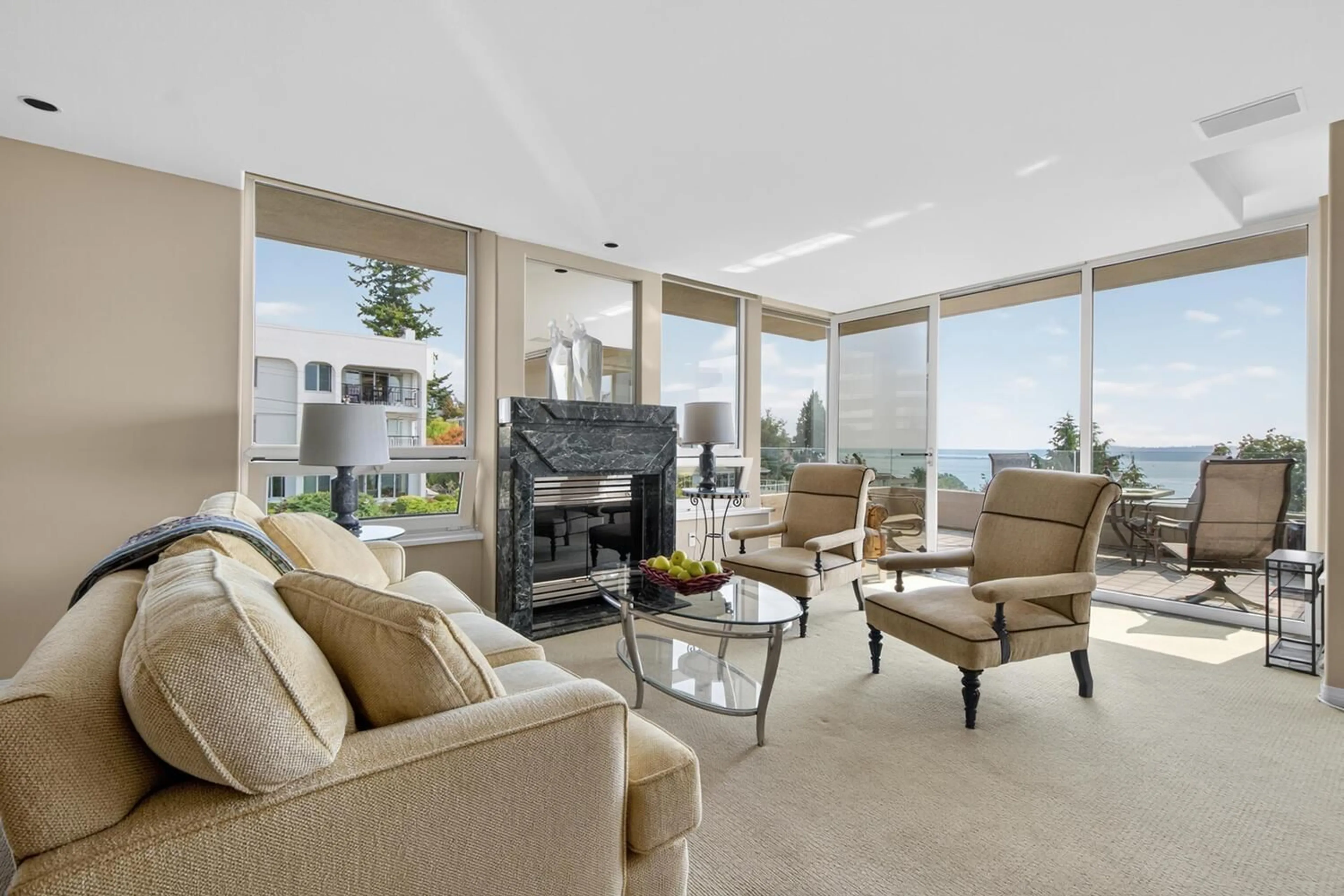 Living room with furniture, unknown for 402 - 15050 PROSPECT AVENUE, White Rock British Columbia V4B2B4