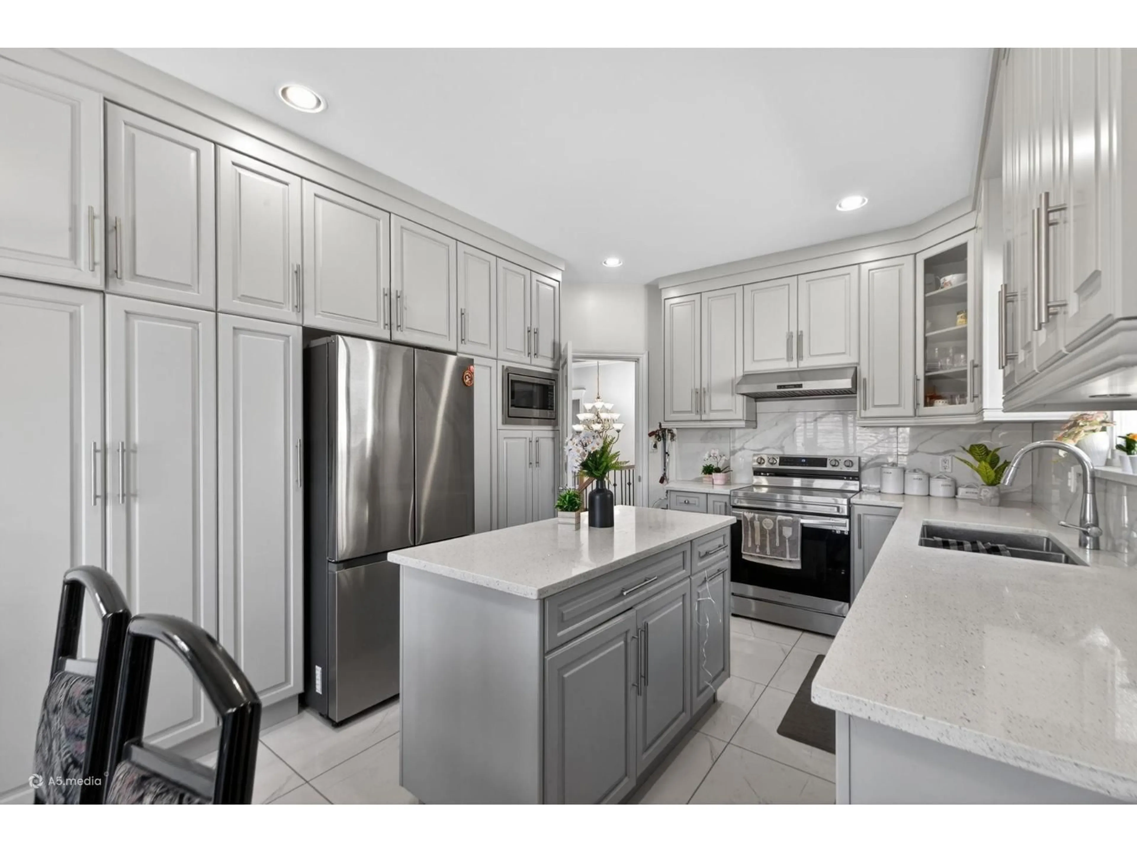 Open concept kitchen, ceramic/tile floor for 6280 137B STREET, Surrey British Columbia V3X3R1