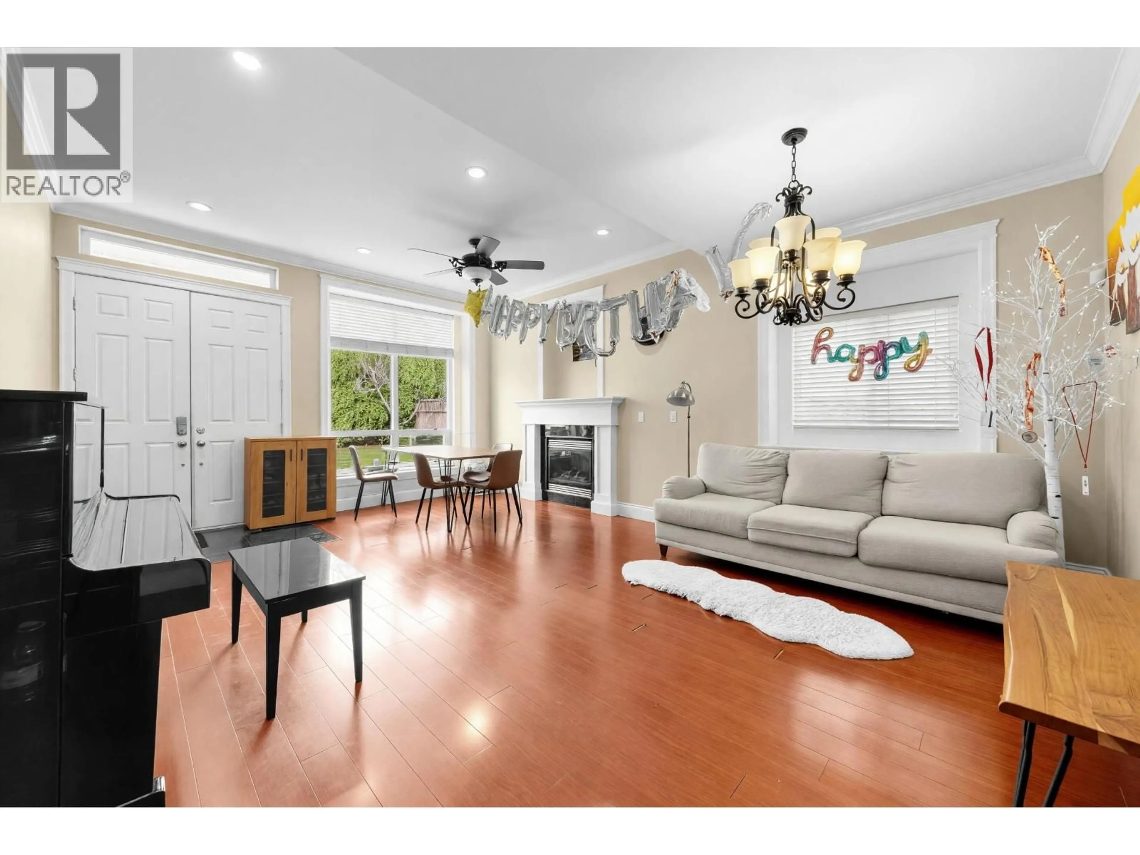 Living room with furniture, unknown for 5880 IRMIN STREET, Burnaby British Columbia V5J1Y9