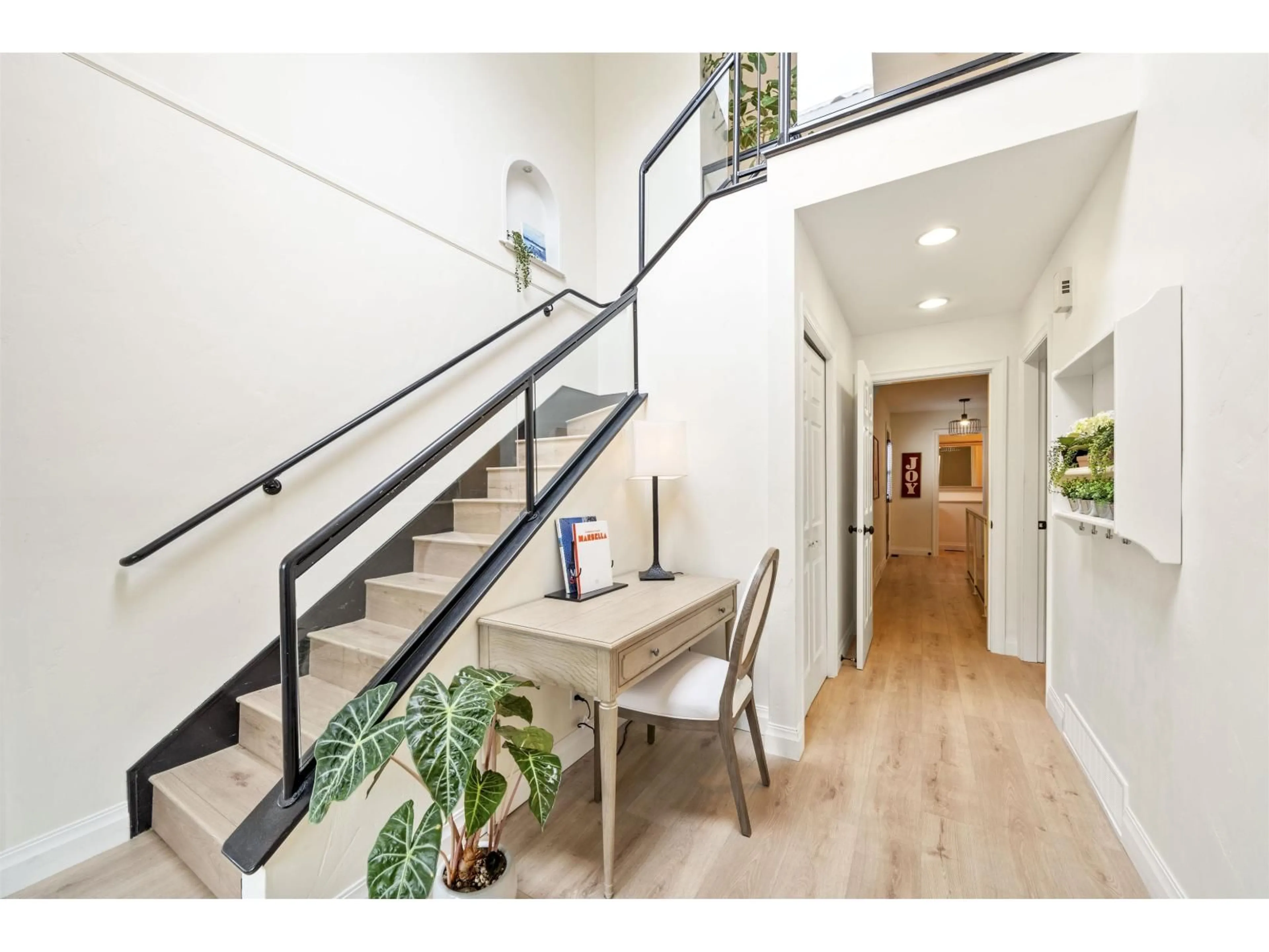 Indoor entryway for 16071 8 AVENUE, Surrey British Columbia V4A1A1