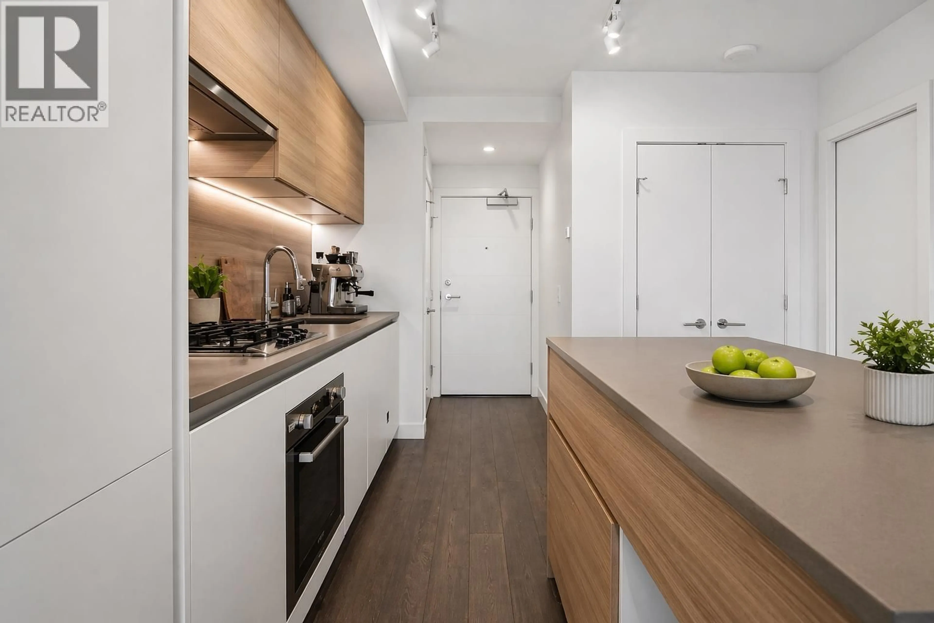 Standard kitchen, wood/laminate floor for 2601 - 652 WHITING WAY, Coquitlam British Columbia V3J0K3