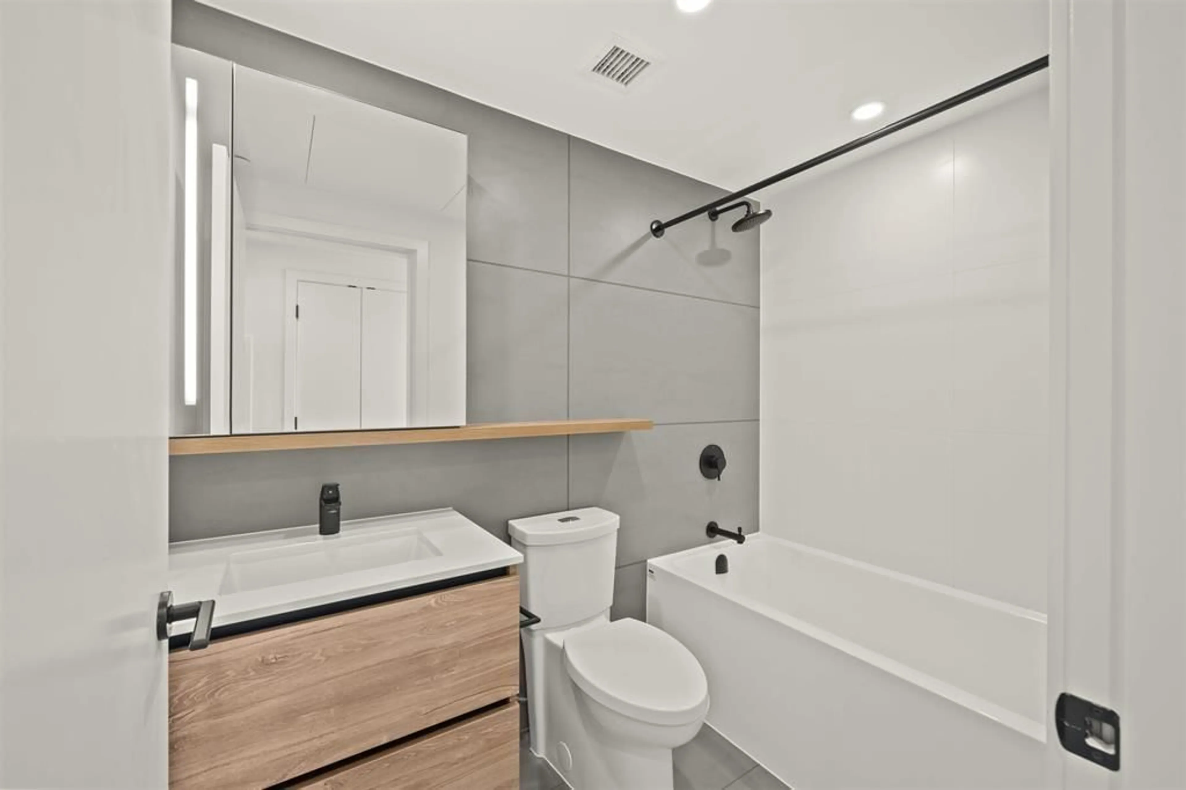 Standard bathroom, ceramic/tile floor for 2208 - 13428 105 AVENUE, Surrey British Columbia V3T0S6