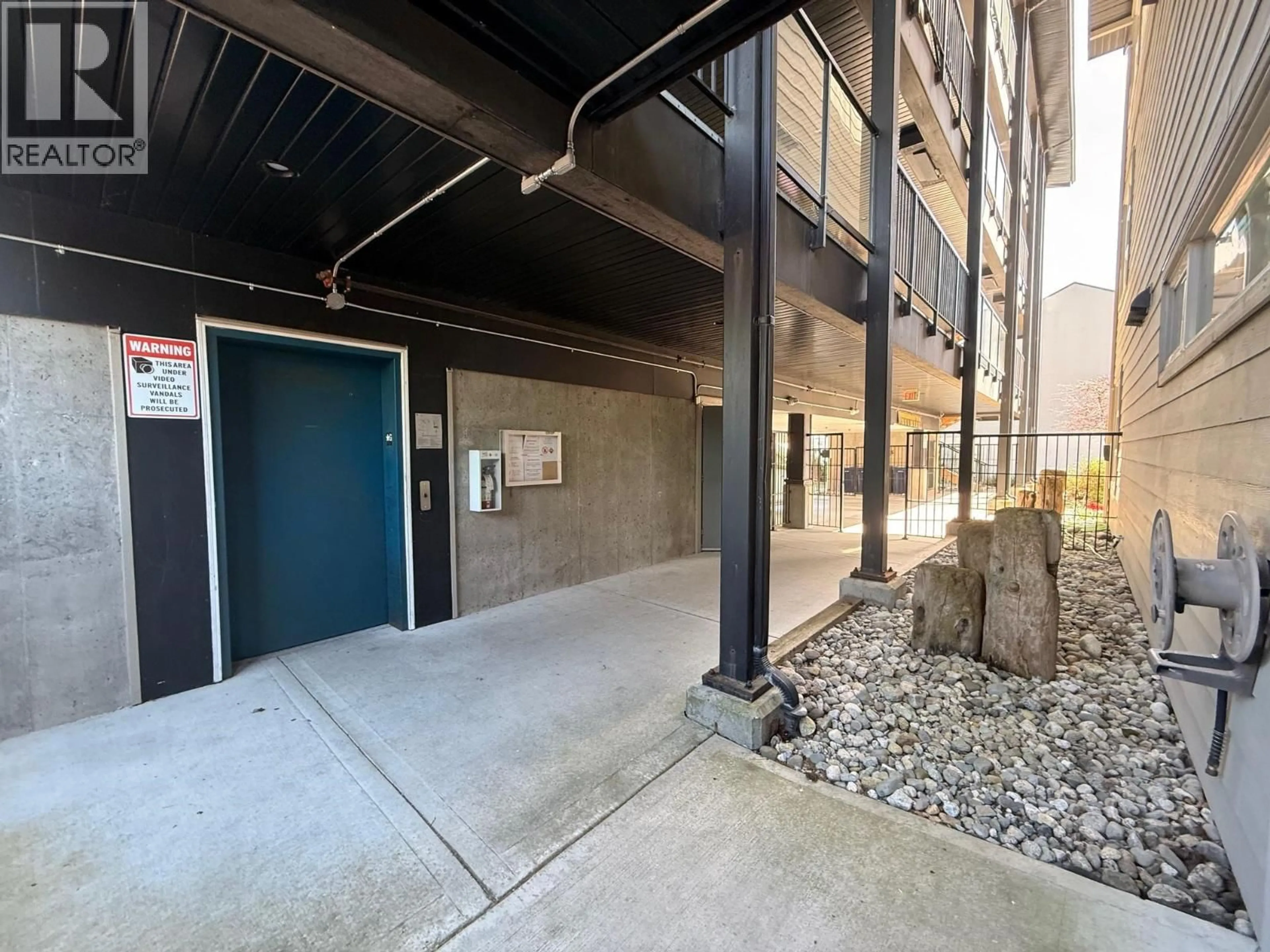 Indoor foyer for 206 - 5604 INLET AVENUE, Sechelt British Columbia V7Z0H7