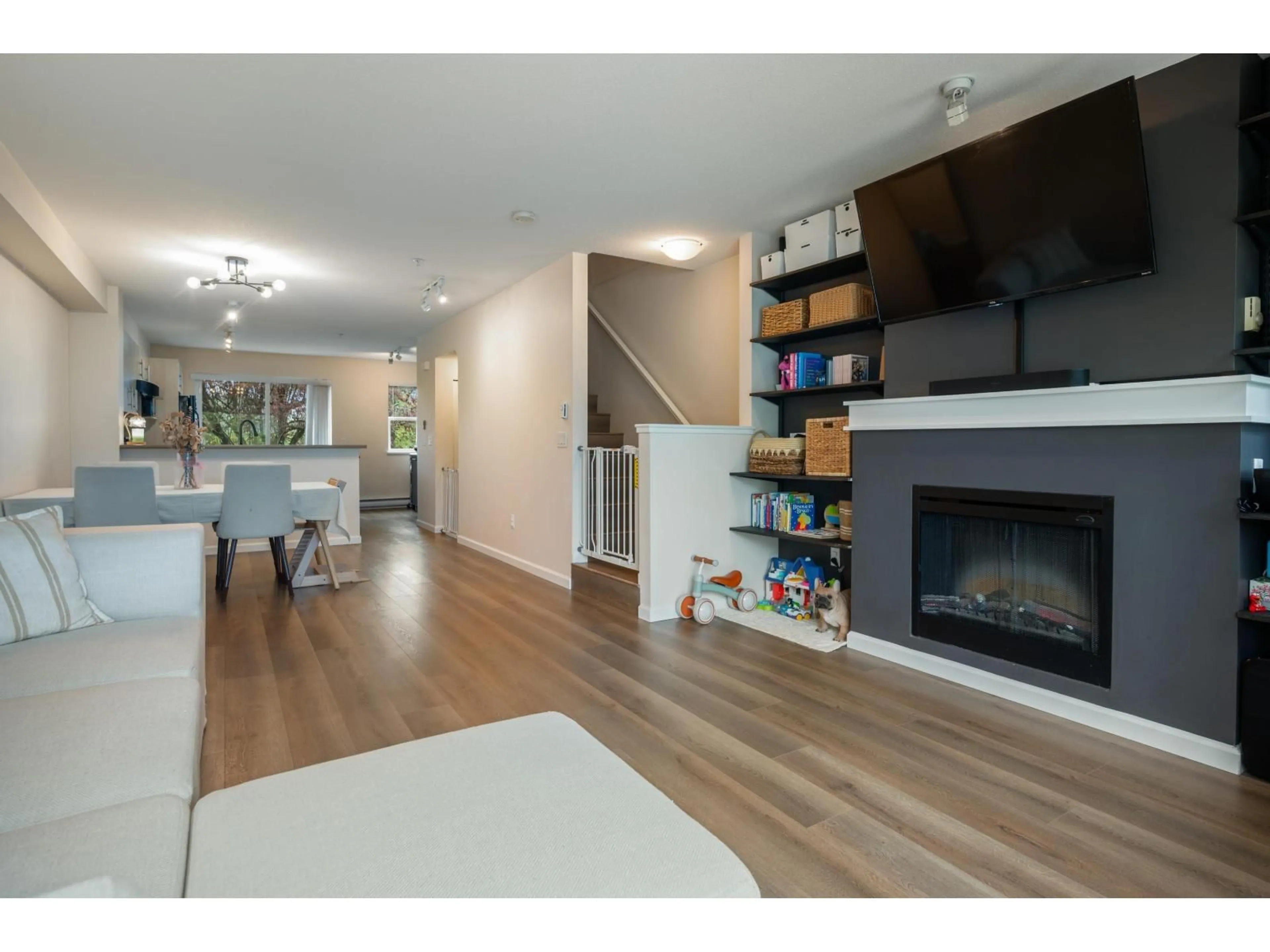 Living room with furniture, wood/laminate floor for 152 - 20875 80 AVENUE, Langley British Columbia V2Y0B2