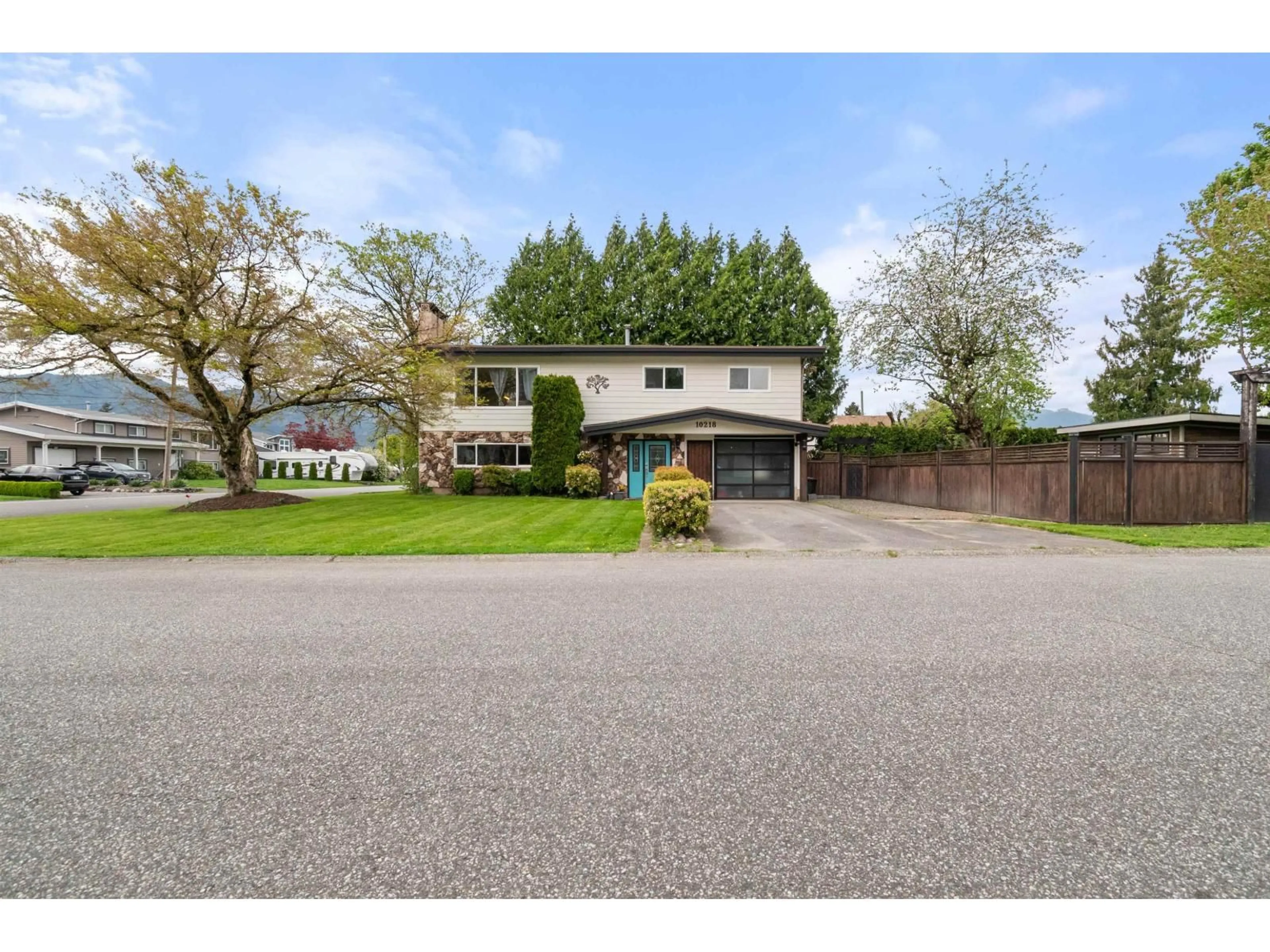 A pic from outside/outdoor area/front of a property/back of a property/a pic from drone, street for 10218 OVAL DRIVE, Chilliwack British Columbia V2P6S7