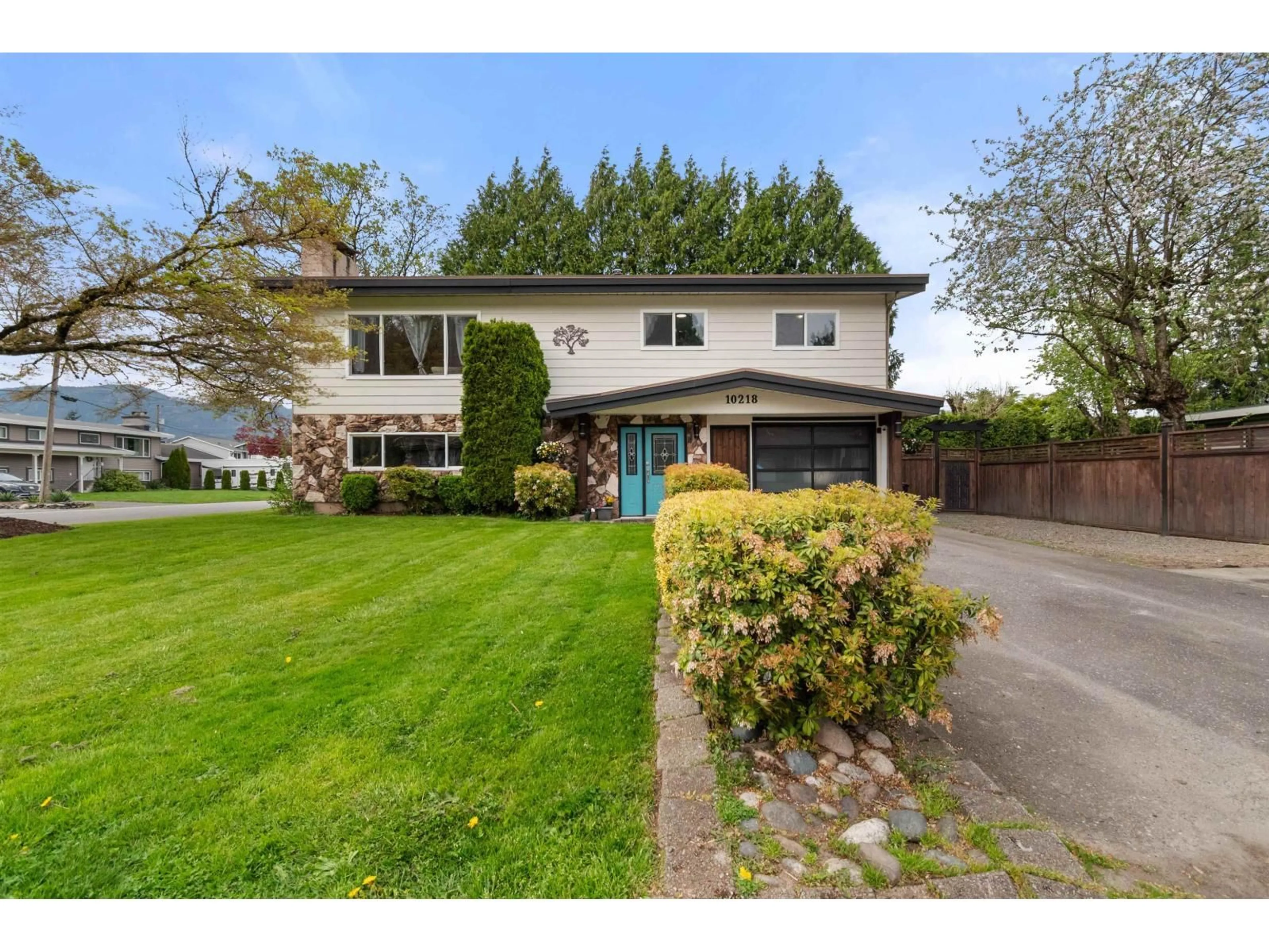 A pic from outside/outdoor area/front of a property/back of a property/a pic from drone, street for 10218 OVAL DRIVE, Chilliwack British Columbia V2P6S7