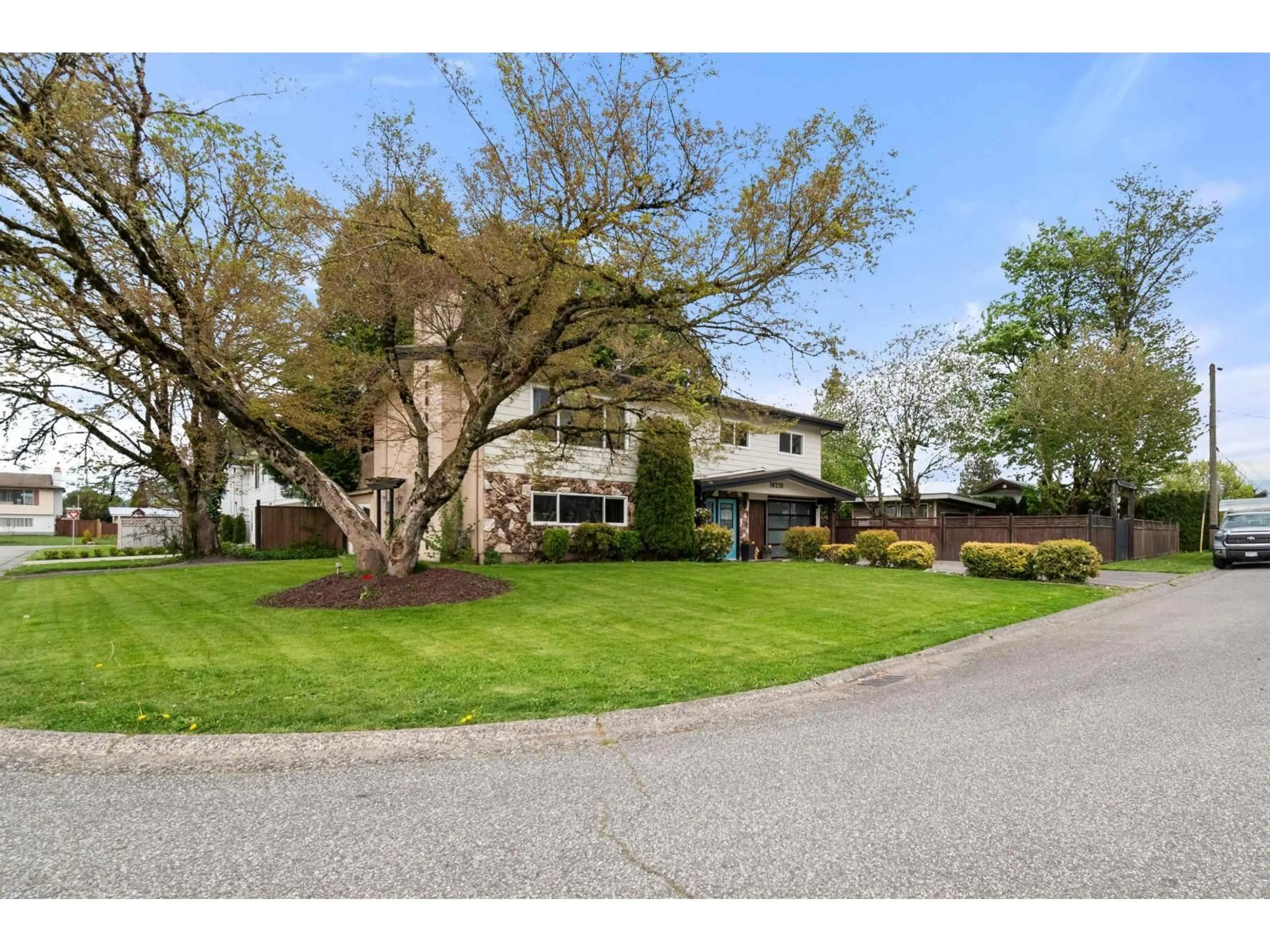 A pic from outside/outdoor area/front of a property/back of a property/a pic from drone, street for 10218 OVAL DRIVE, Chilliwack British Columbia V2P6S7