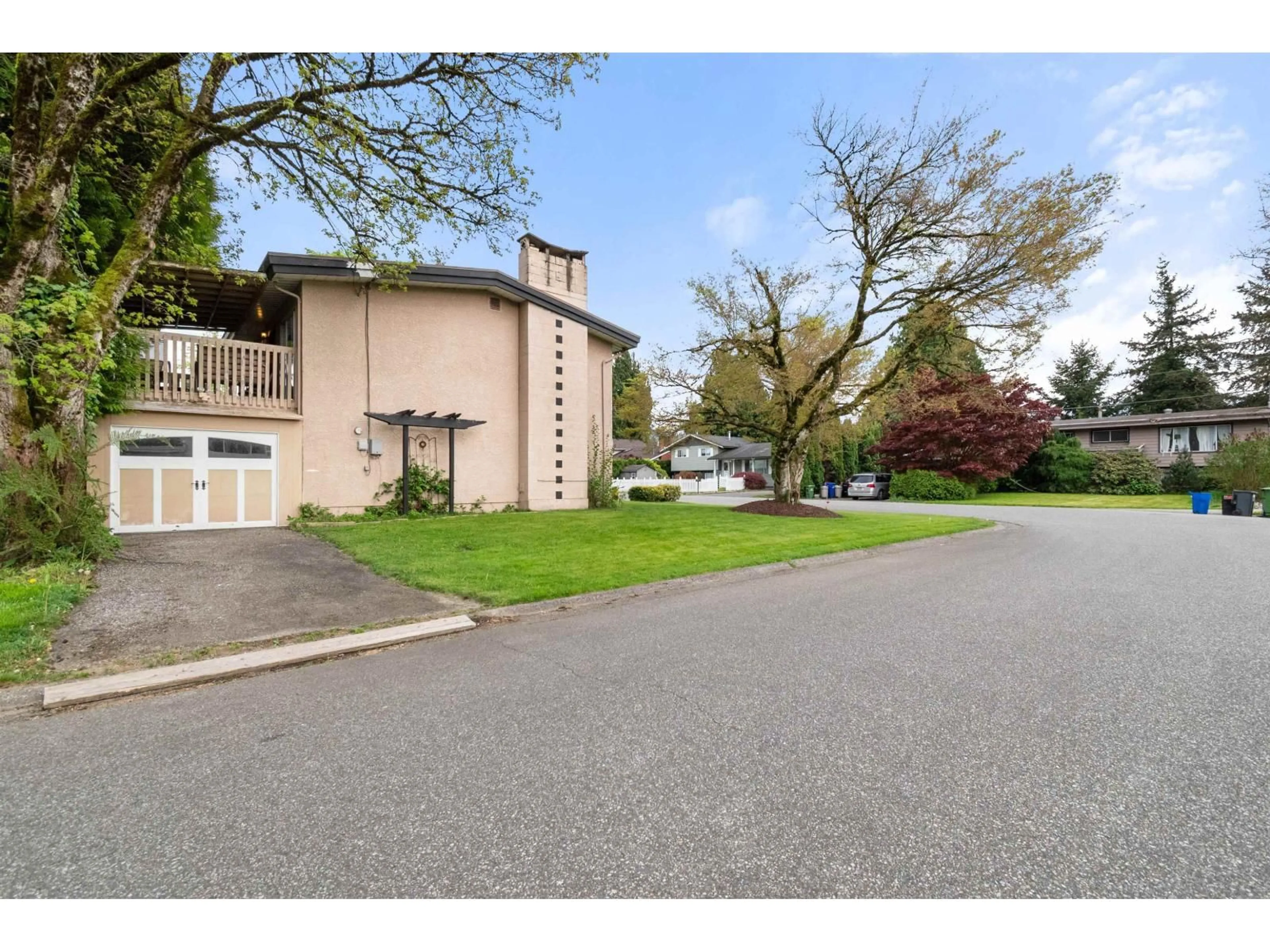 A pic from outside/outdoor area/front of a property/back of a property/a pic from drone, street for 10218 OVAL DRIVE, Chilliwack British Columbia V2P6S7