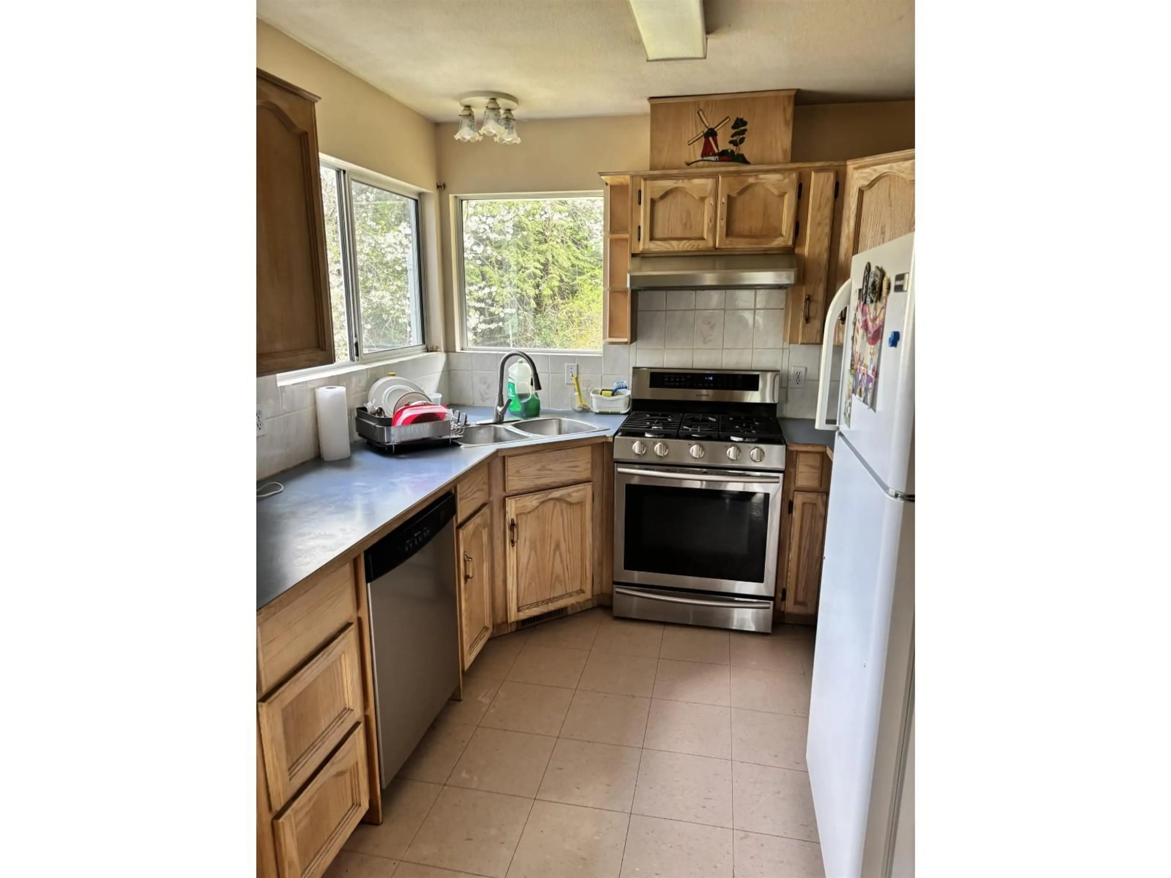 Standard kitchen, unknown for 37710 BATT ROAD, Abbotsford British Columbia V3G2L3