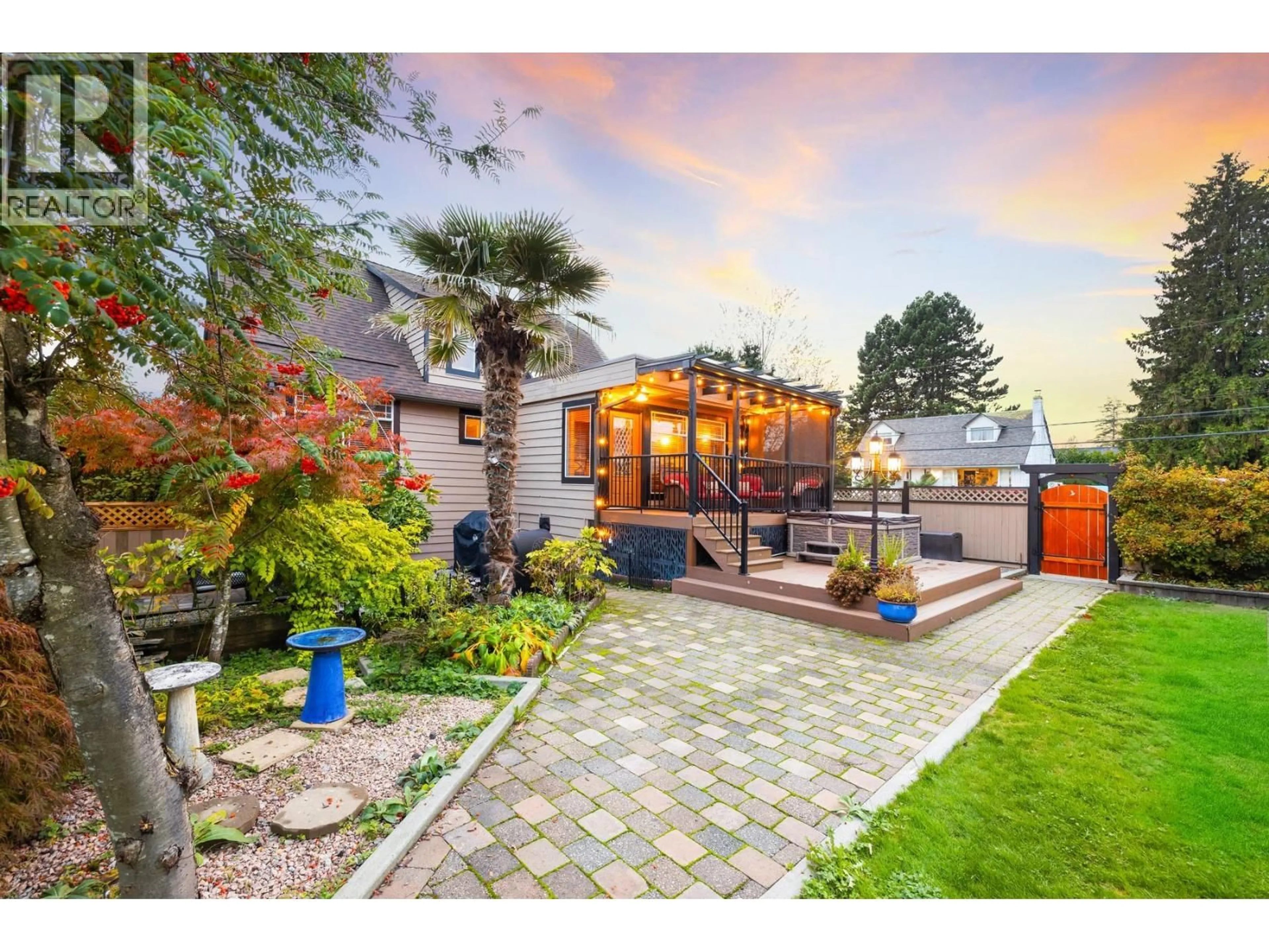 Patio, street for 402 13TH STREET, North Vancouver British Columbia V7L2M1