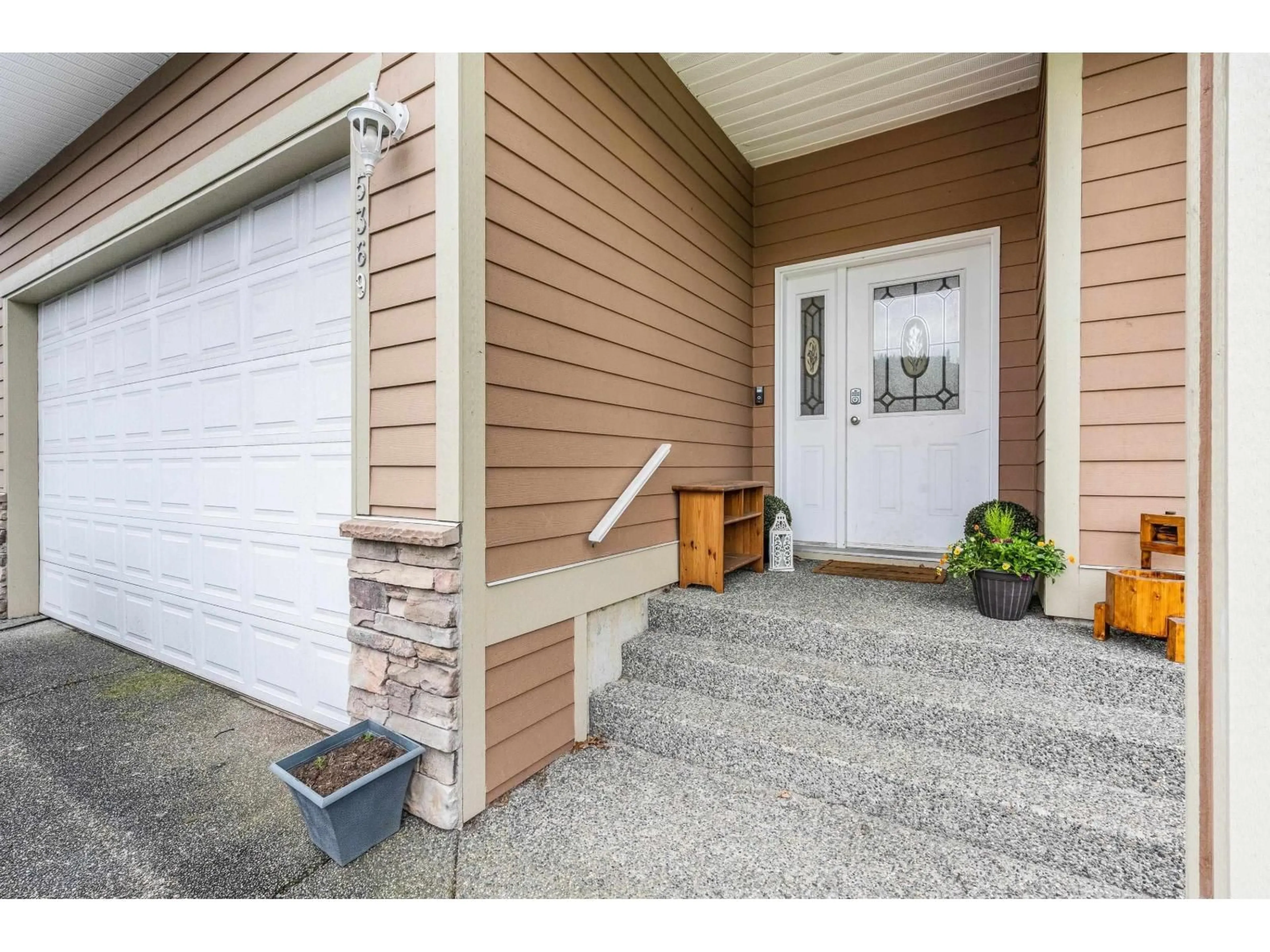 Indoor entryway for 5369 TESKEY ROAD, Chilliwack British Columbia V2R5M9