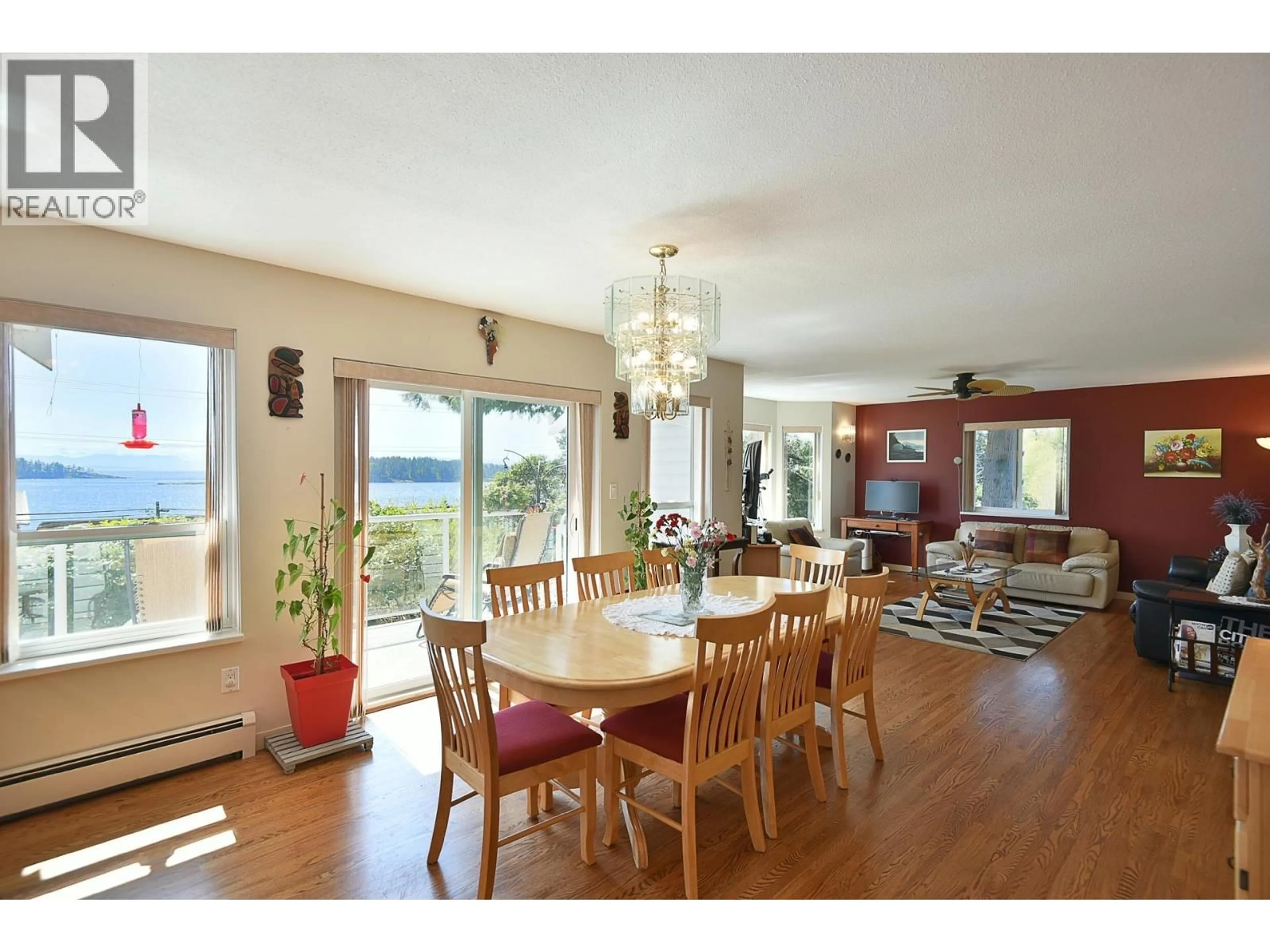 Dining room, wood/laminate floor for 6502 SUNSHINE COAST HIGHWAY, Sechelt British Columbia V7Z0M9