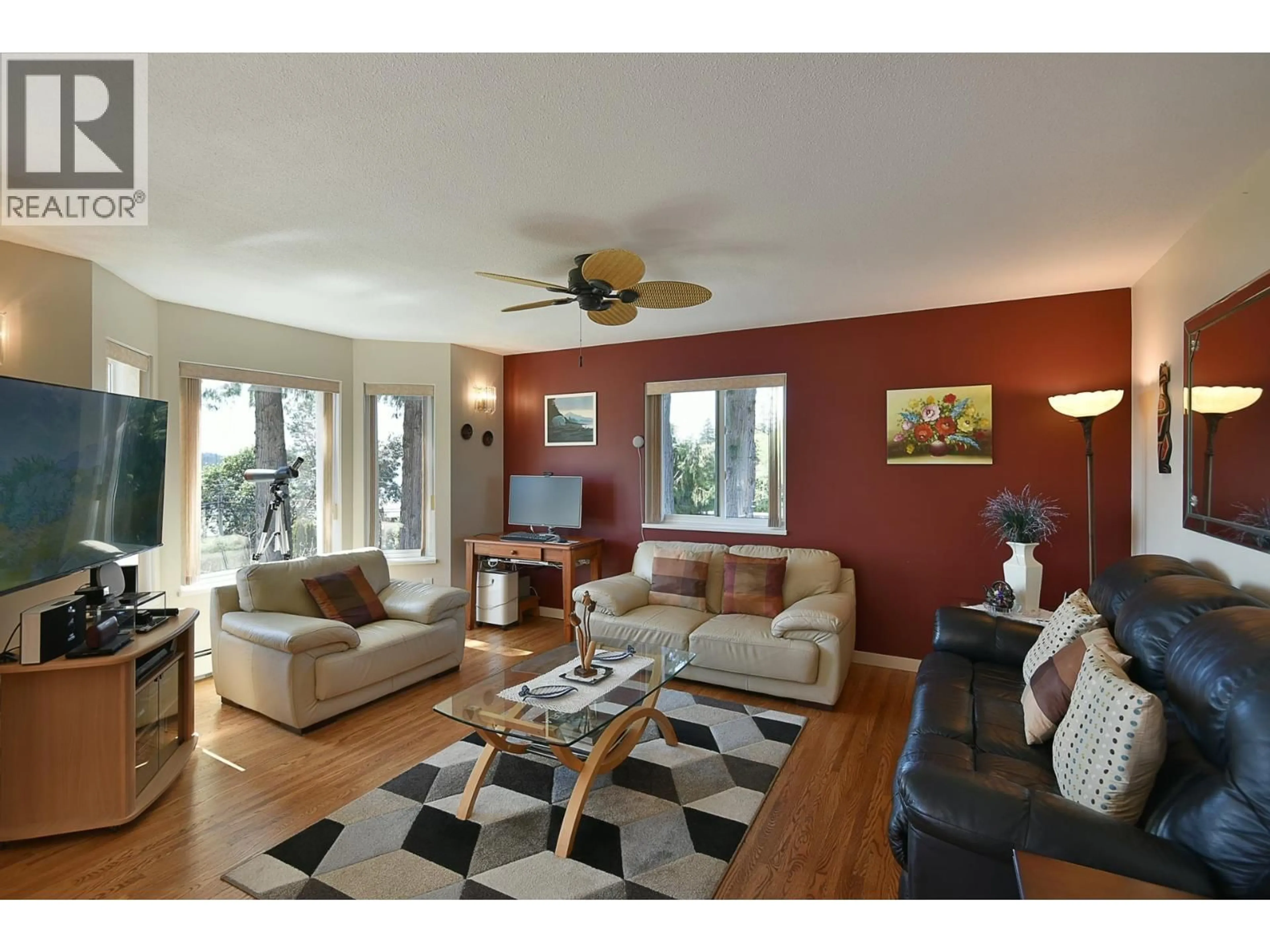 Living room with furniture, wood/laminate floor for 6502 SUNSHINE COAST HIGHWAY, Sechelt British Columbia V7Z0M9