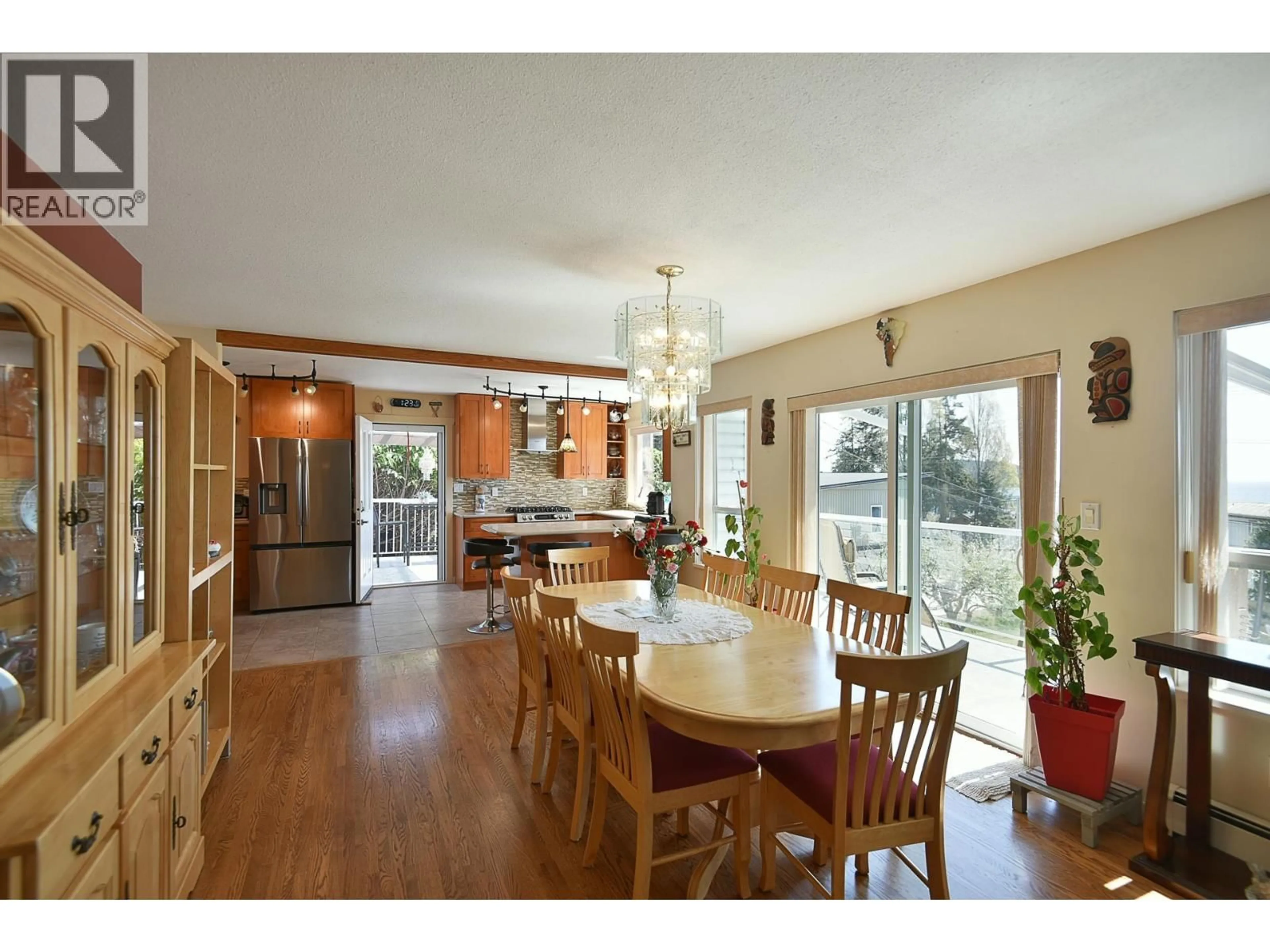 Open concept kitchen, wood/laminate floor for 6502 SUNSHINE COAST HIGHWAY, Sechelt British Columbia V7Z0M9