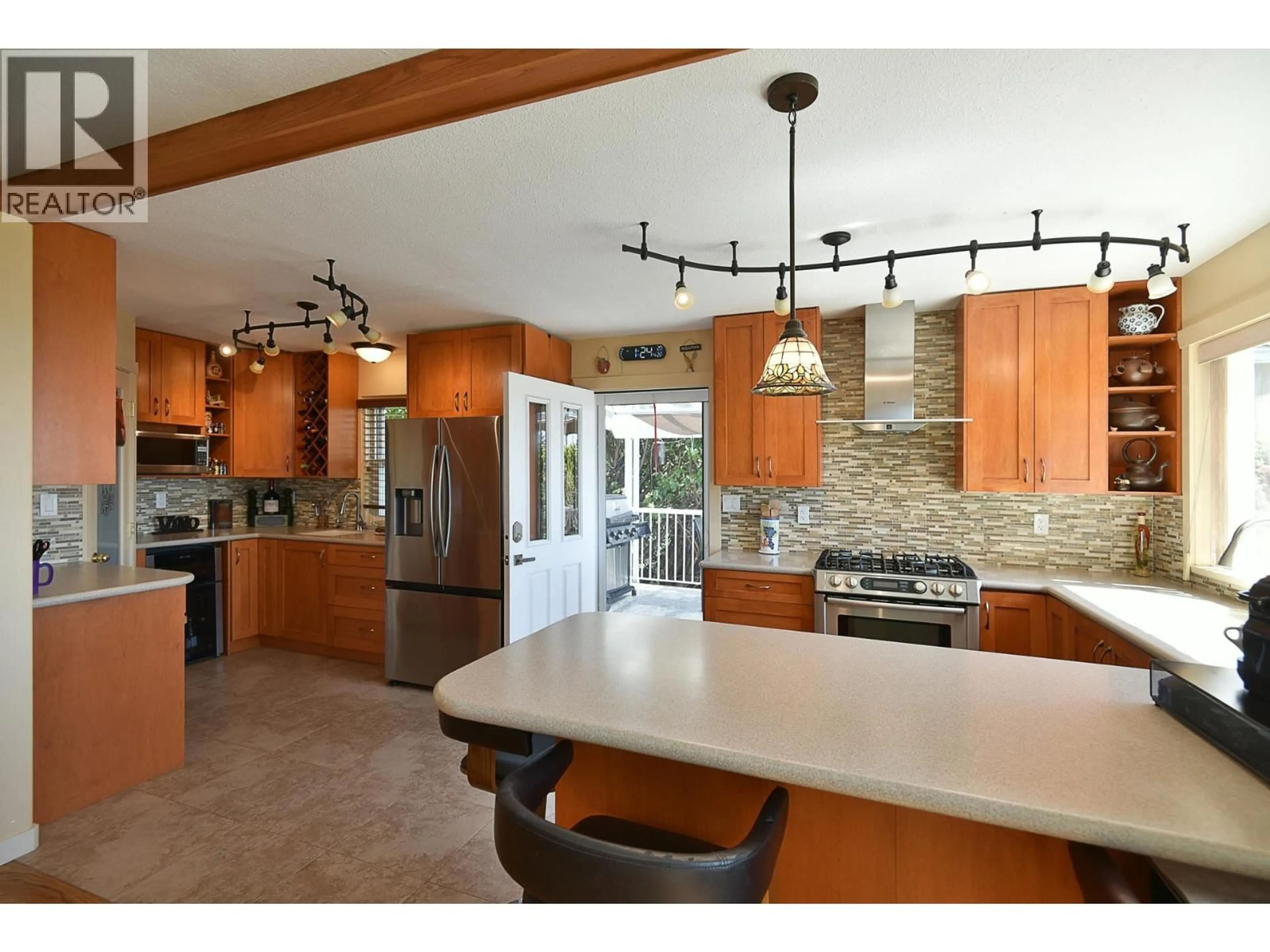 Open concept kitchen, ceramic/tile floor for 6502 SUNSHINE COAST HIGHWAY, Sechelt British Columbia V7Z0M9