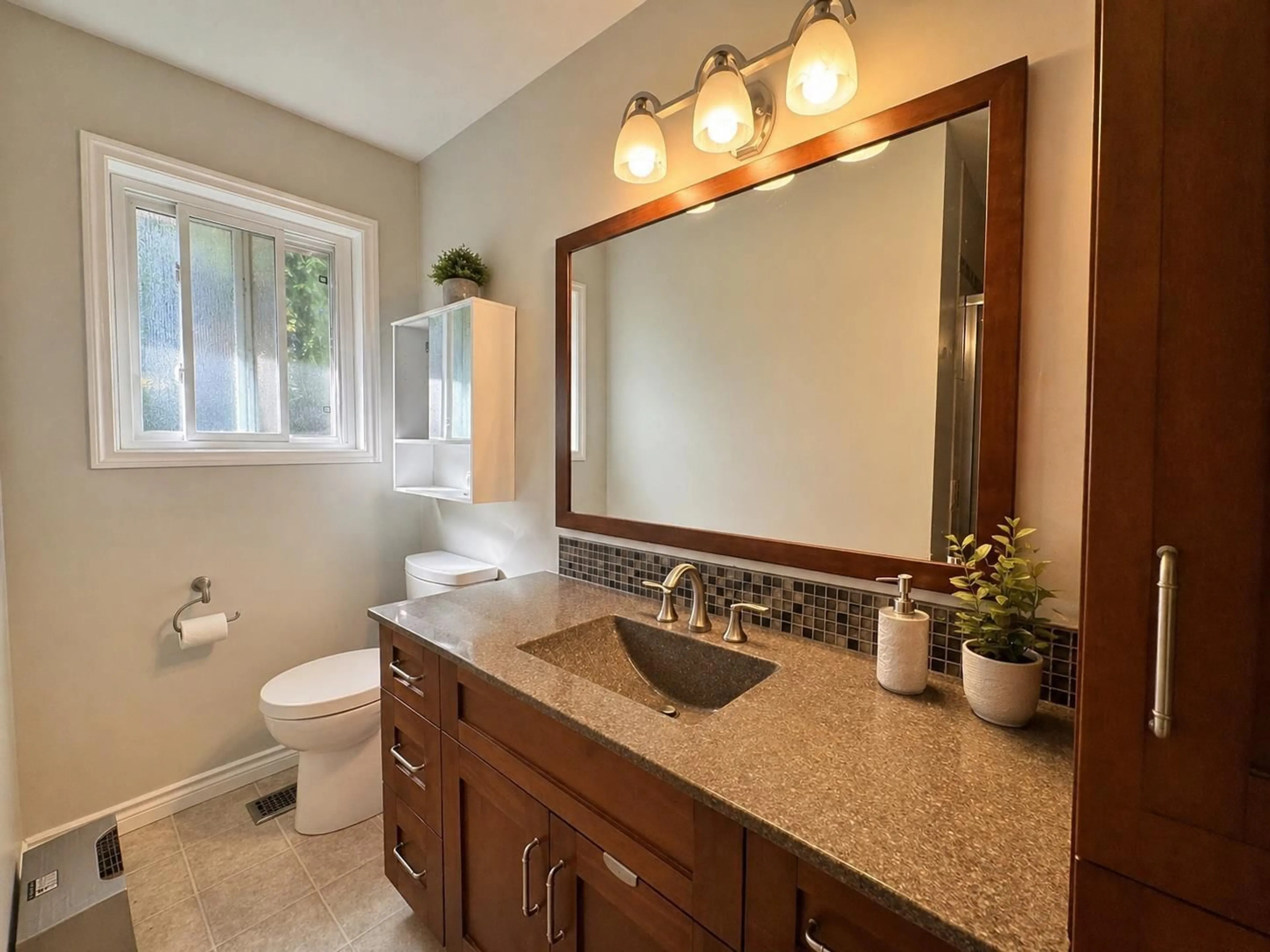Contemporary bathroom, ceramic/tile floor for 7133 114A STREET, Delta British Columbia V4E1X3