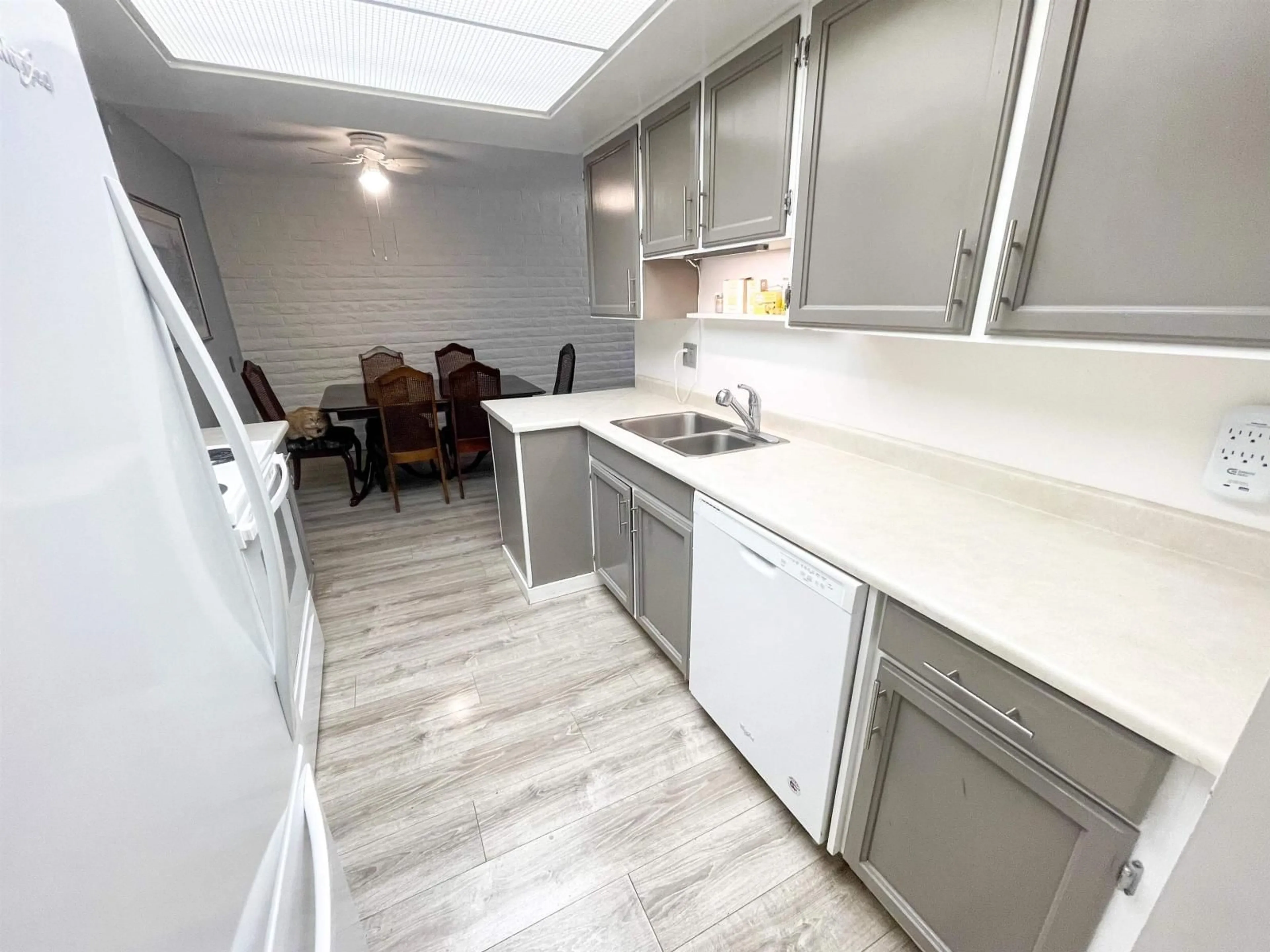 Unknown for 205 - 1351 MARTIN STREET, White Rock British Columbia V4B3W6