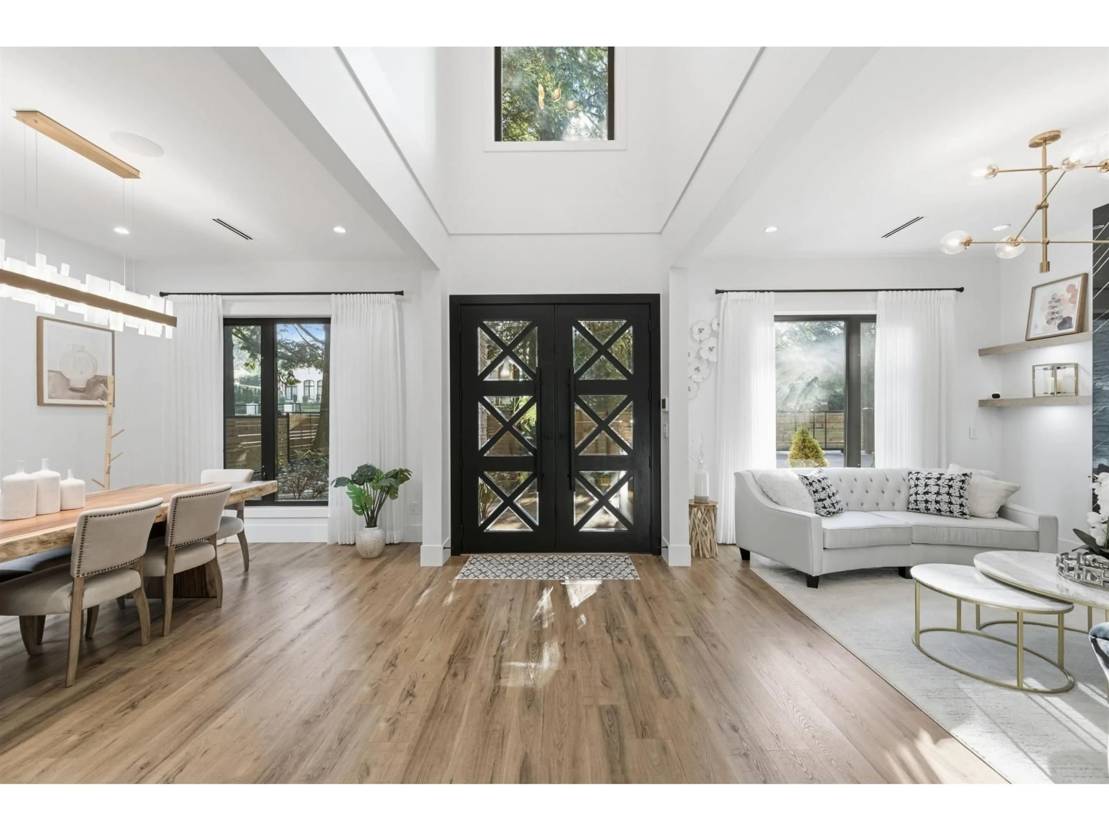 Indoor entryway for 13125 24 AVENUE, Surrey British Columbia V4A2G2