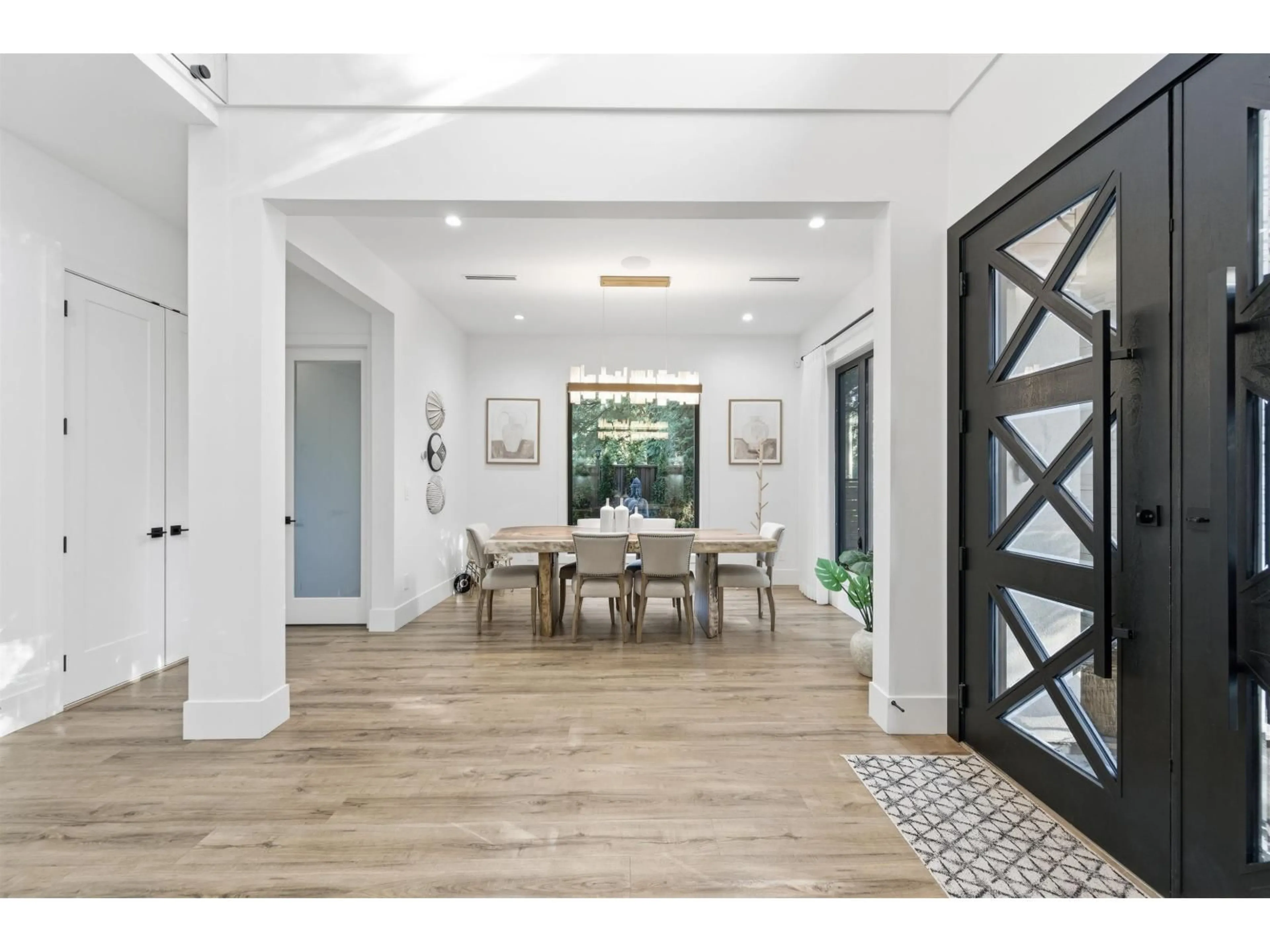 Indoor entryway for 13125 24 AVENUE, Surrey British Columbia V4A2G2