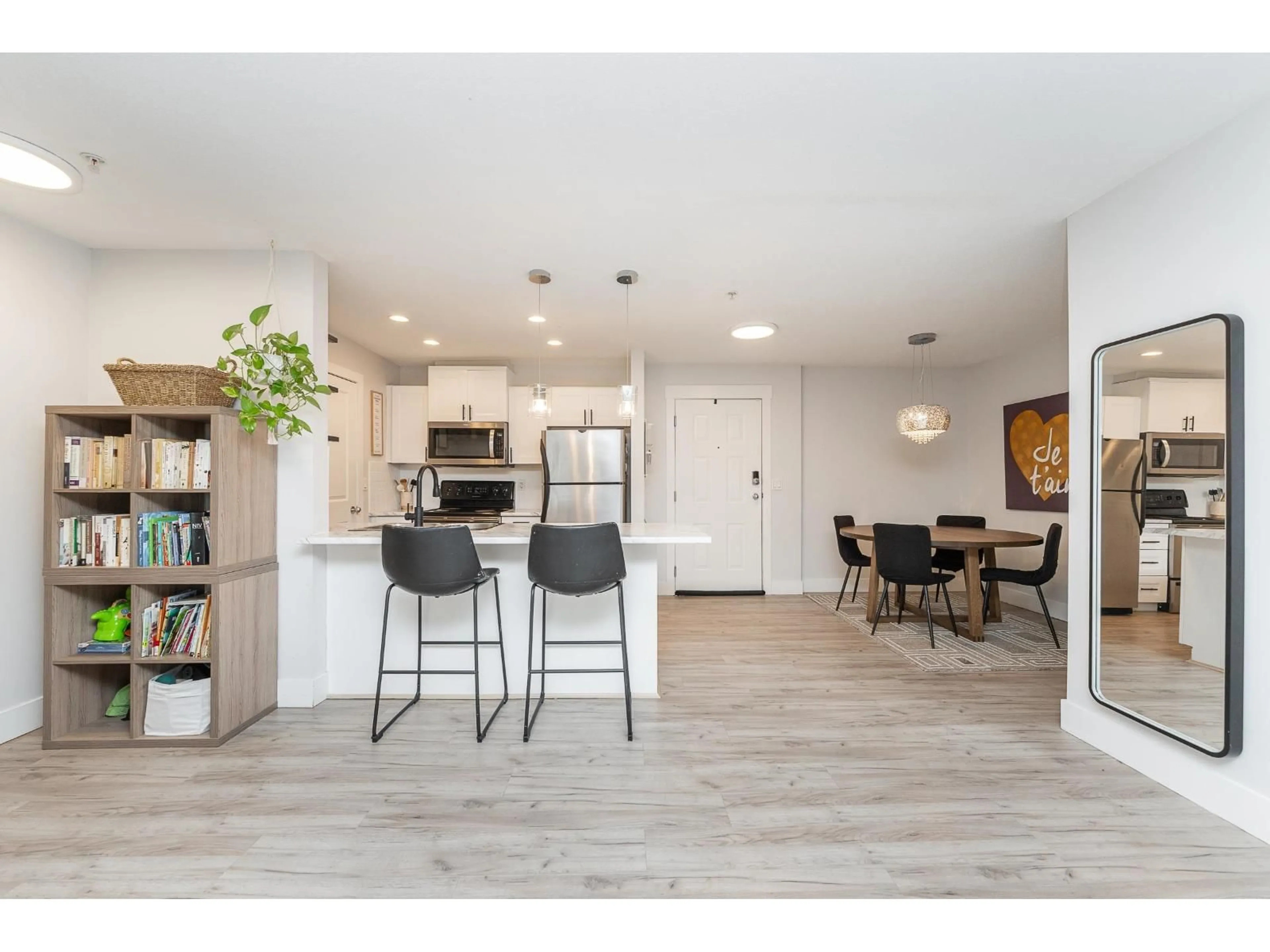 Open concept kitchen, wood/laminate floor for 308 - 2581 LANGDON STREET, Abbotsford British Columbia V2T7A3