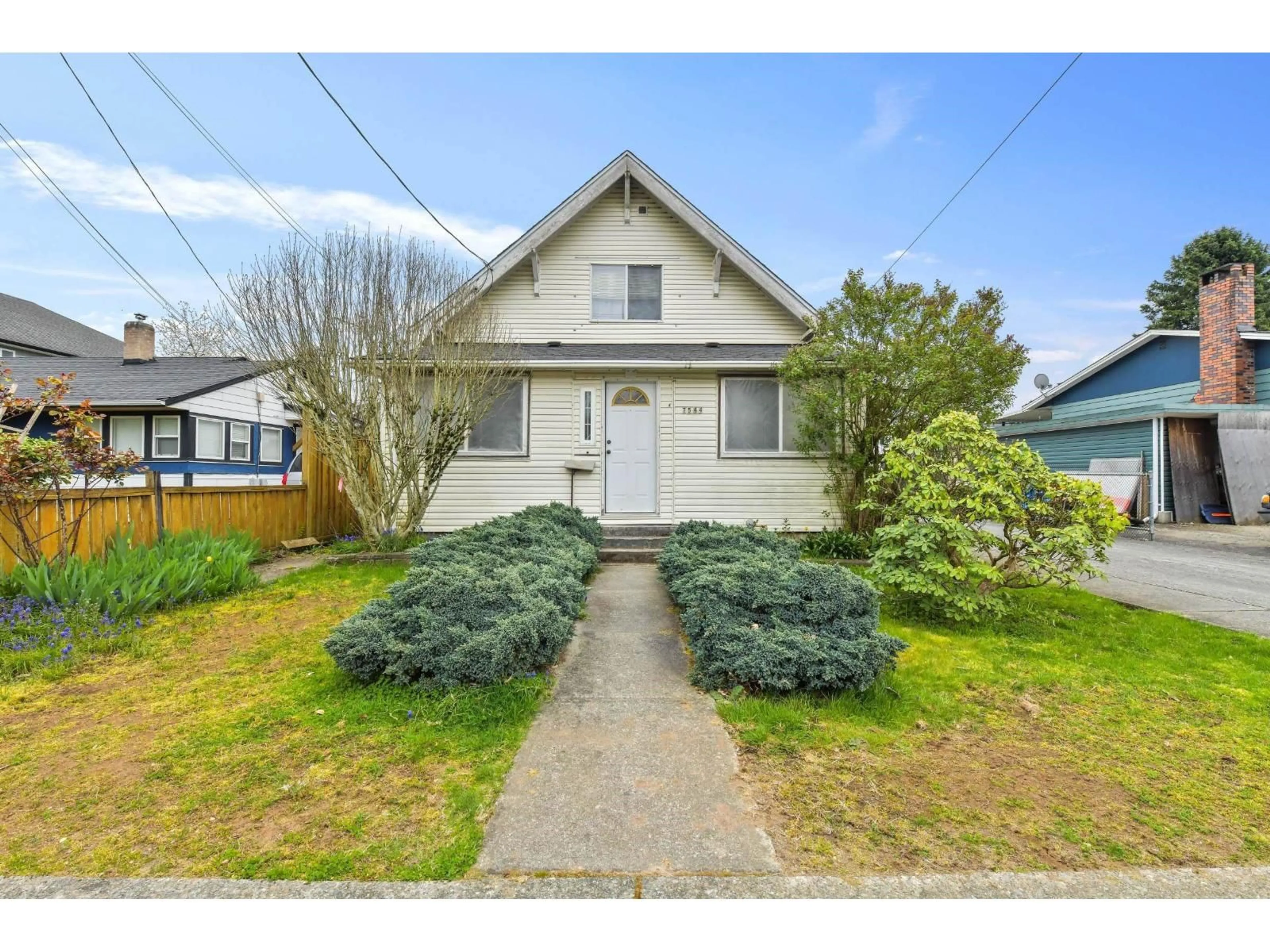 A pic from outside/outdoor area/front of a property/back of a property/a pic from drone, street for 7544 MURRAY STREET, Mission British Columbia V2V4B1