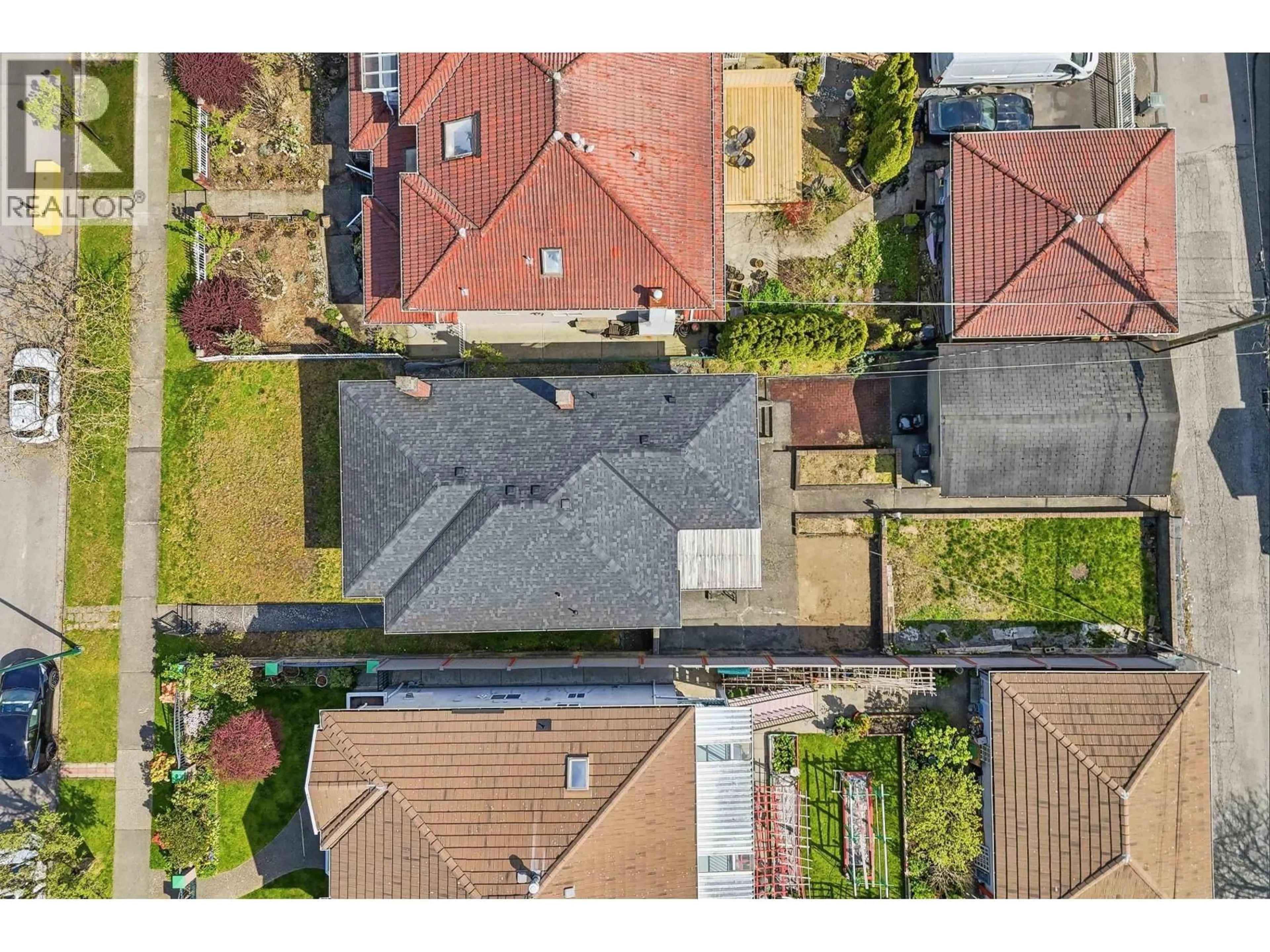 A pic from outside/outdoor area/front of a property/back of a property/a pic from drone, street for 3090 KITCHENER STREET, Vancouver British Columbia V5K3E7