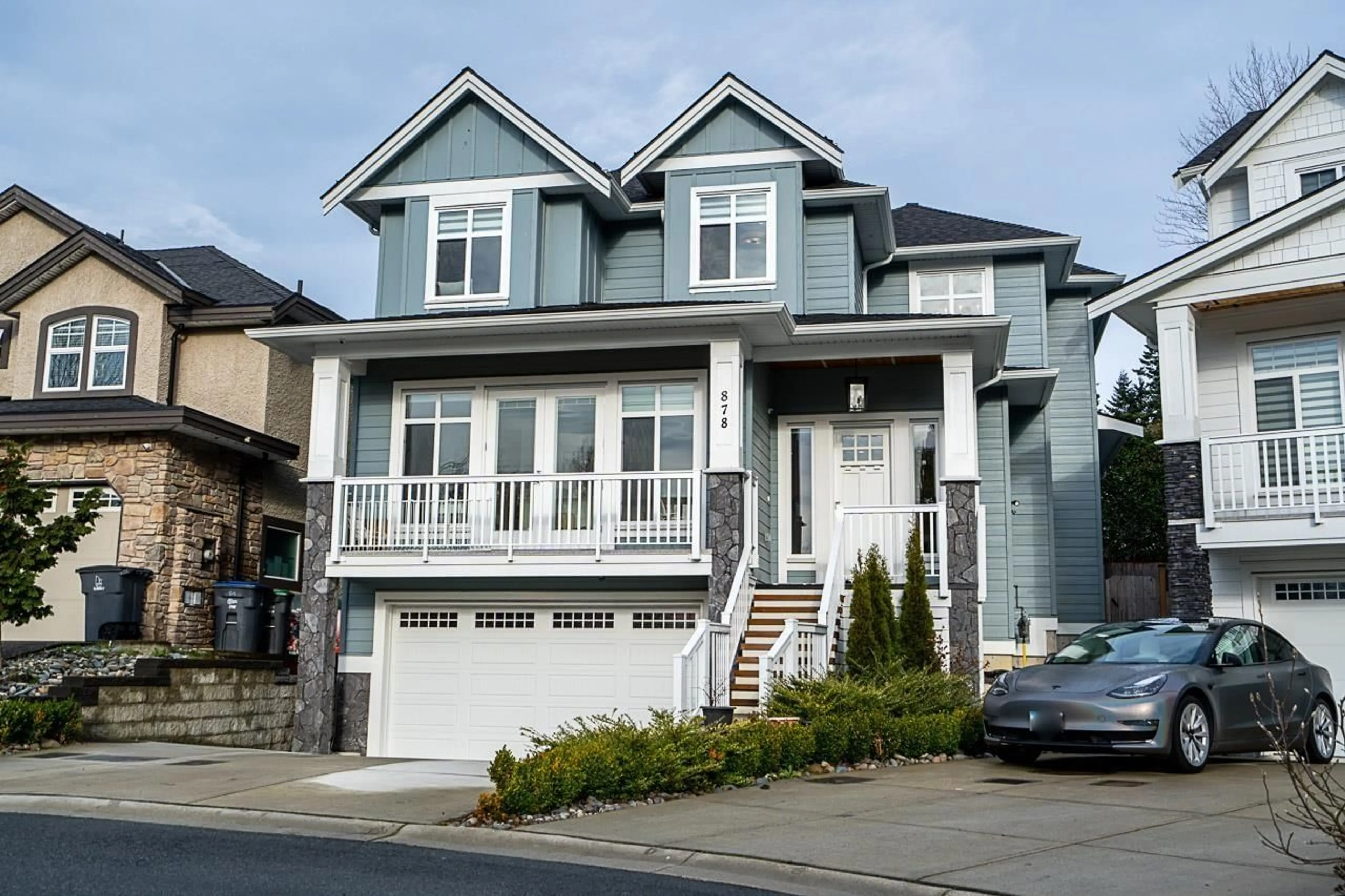 Home with vinyl exterior material, street for 878 163A STREET, Surrey British Columbia V4A0B3