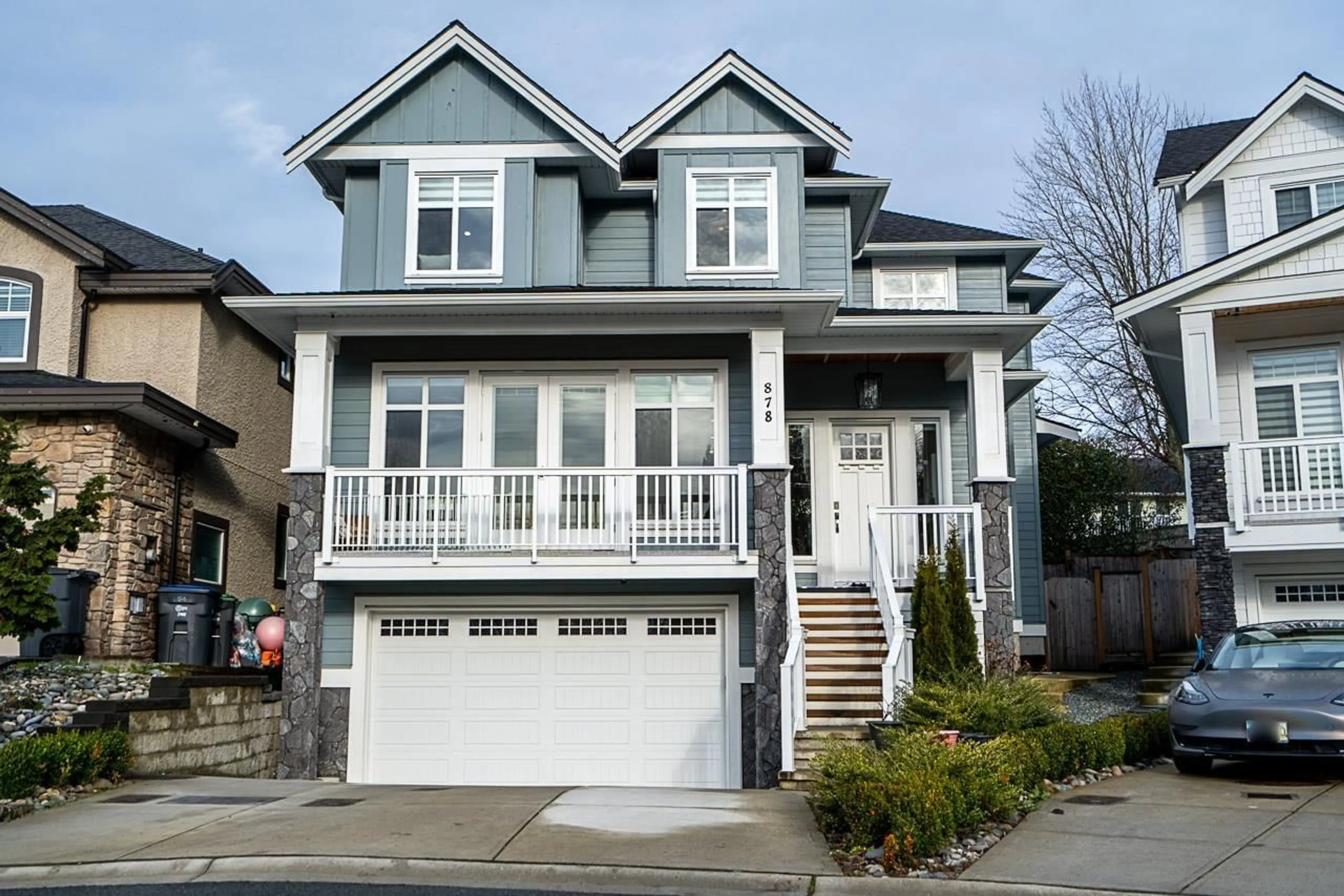 Home with vinyl exterior material, street for 878 163A STREET, Surrey British Columbia V4A0B3