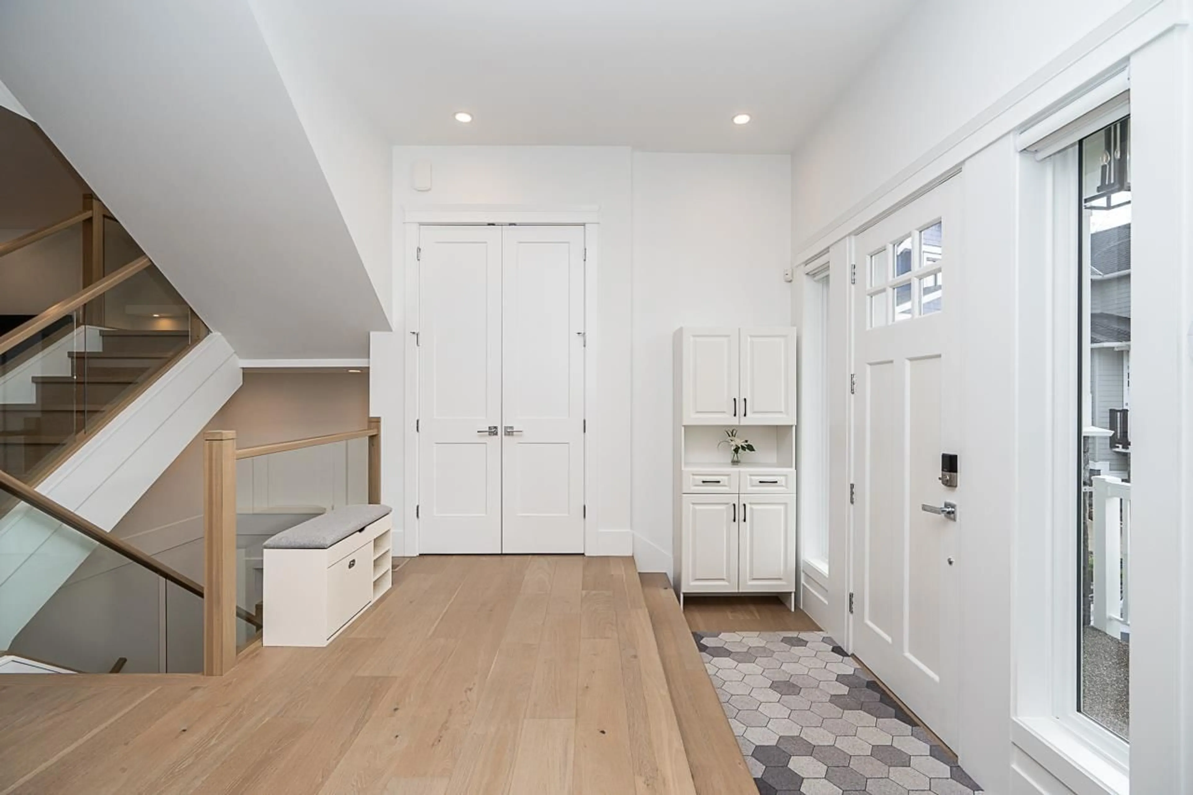 Indoor entryway for 878 163A STREET, Surrey British Columbia V4A0B3