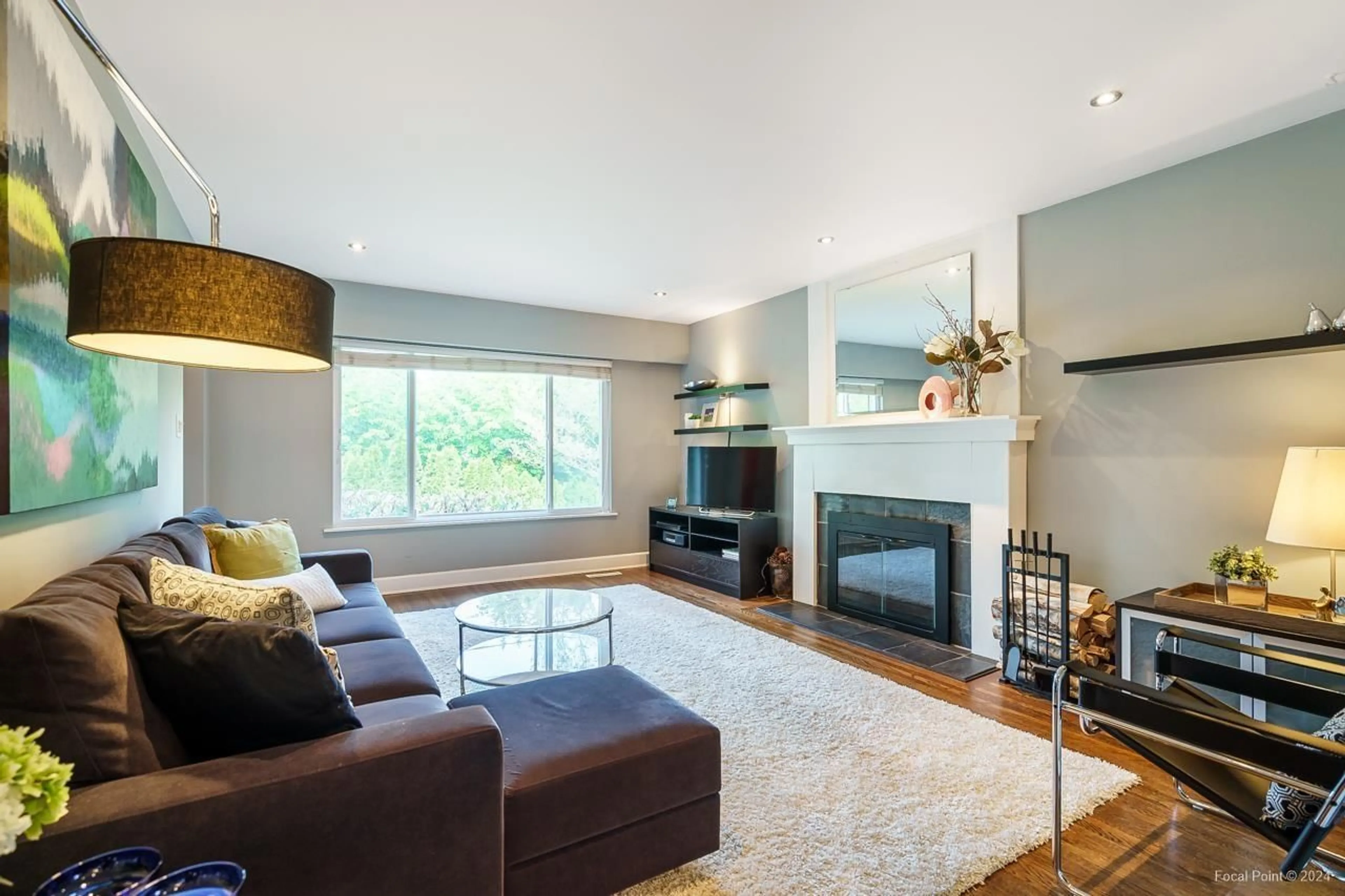 Living room with furniture, wood/laminate floor for 11230 82 AVENUE, Delta British Columbia V4C2B7