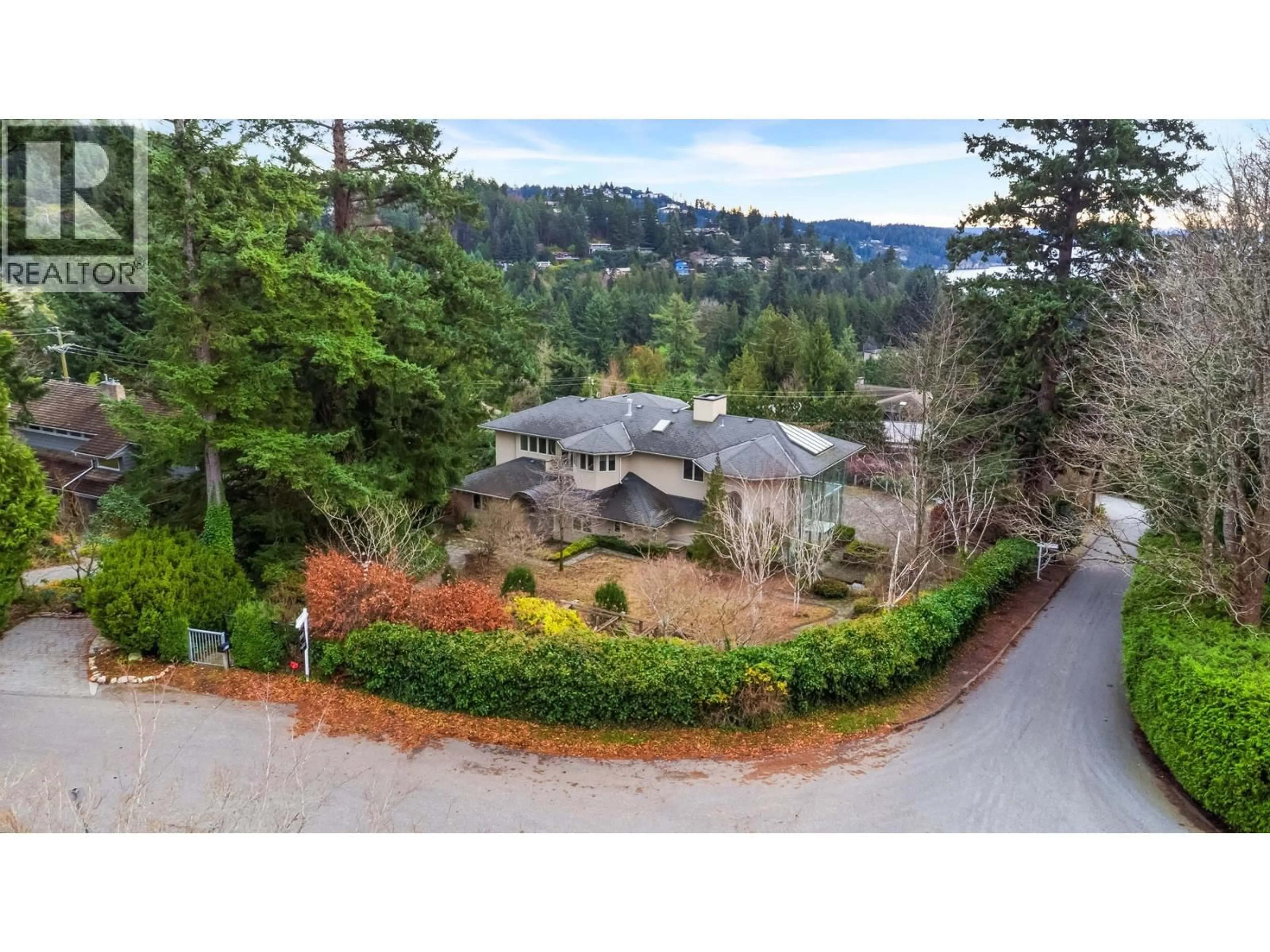 A pic from outside/outdoor area/front of a property/back of a property/a pic from drone, mountain view for 6220 SUMMIT AVENUE, West Vancouver British Columbia V7W1Y2