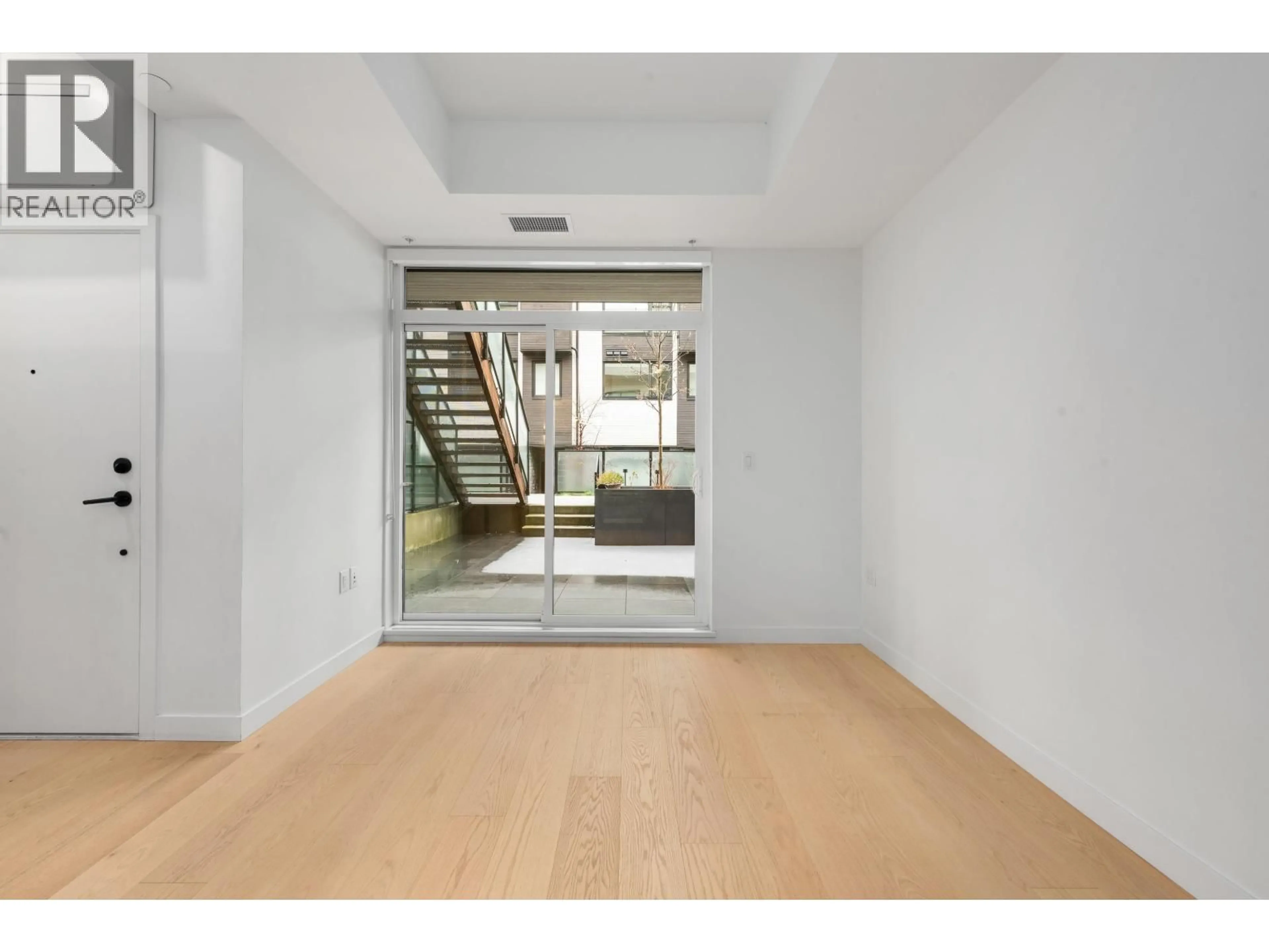 Indoor foyer for 122 - 650 2ND STREET, North Vancouver British Columbia V7L1E3