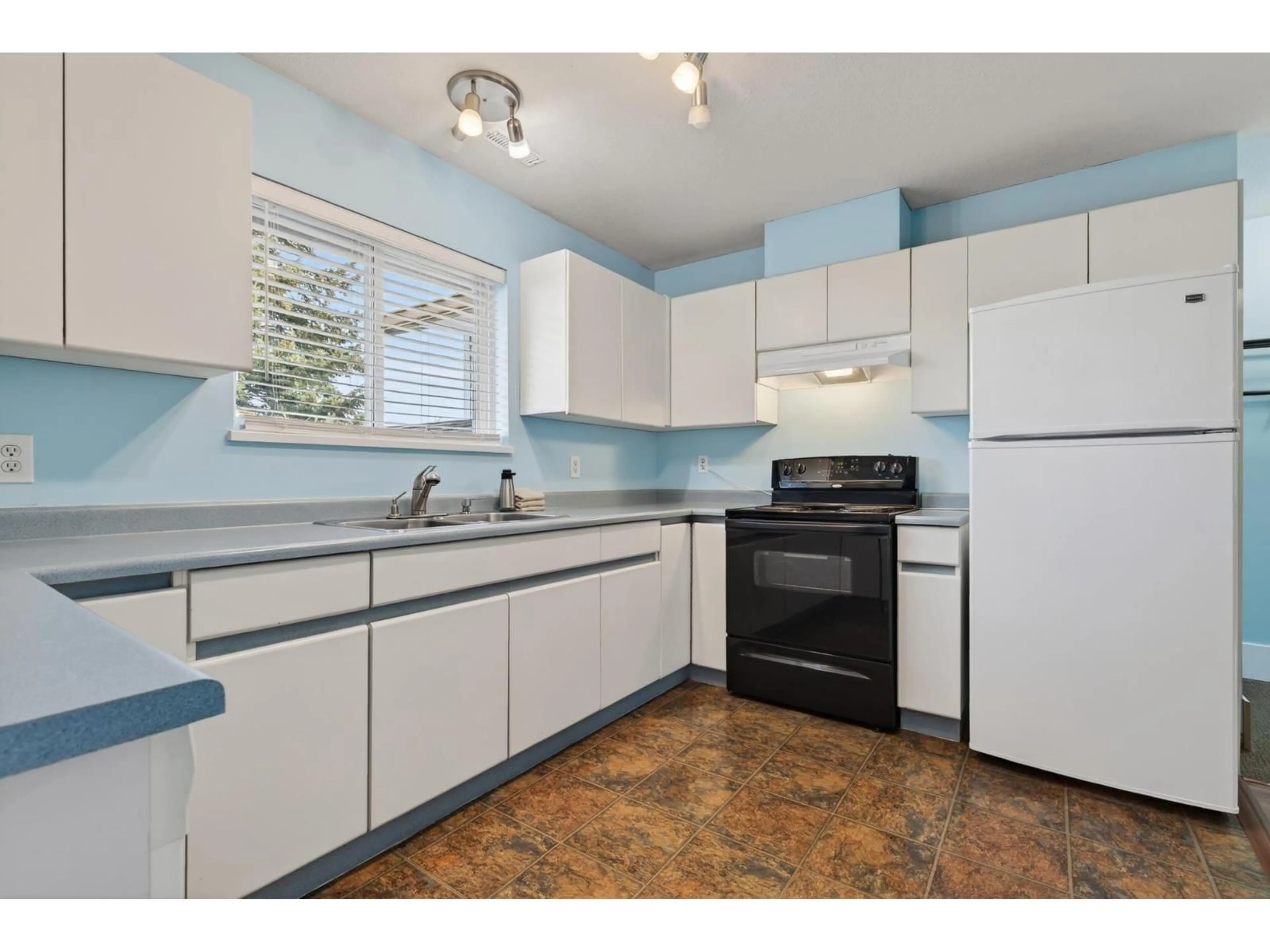 Standard kitchen, unknown for 43 - 7715 LUCKAKUCK PLACE, Chilliwack British Columbia V2R3N6