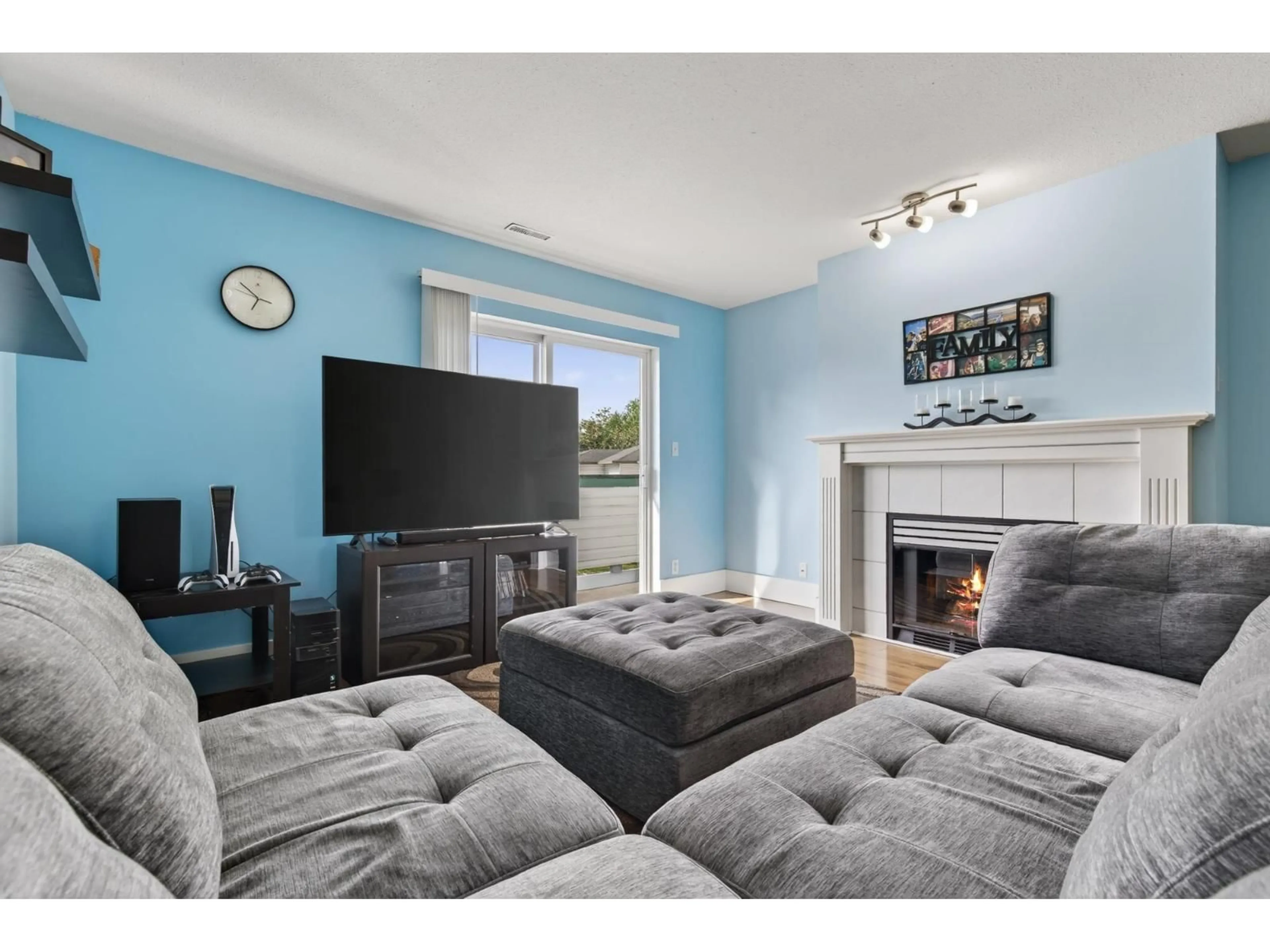 Living room with furniture, unknown for 43 - 7715 LUCKAKUCK PLACE, Chilliwack British Columbia V2R3N6