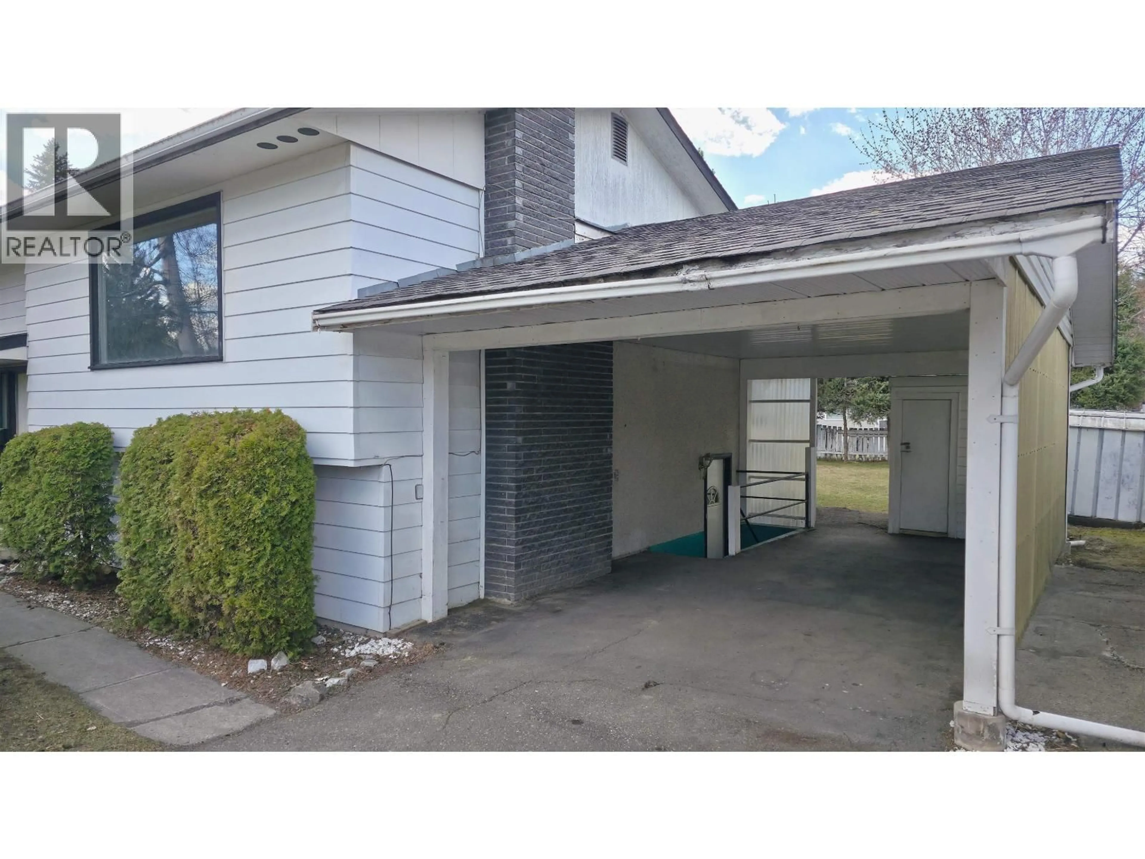 Indoor garage for 2583 BORDEN CRESCENT, Prince George British Columbia V2L2X4