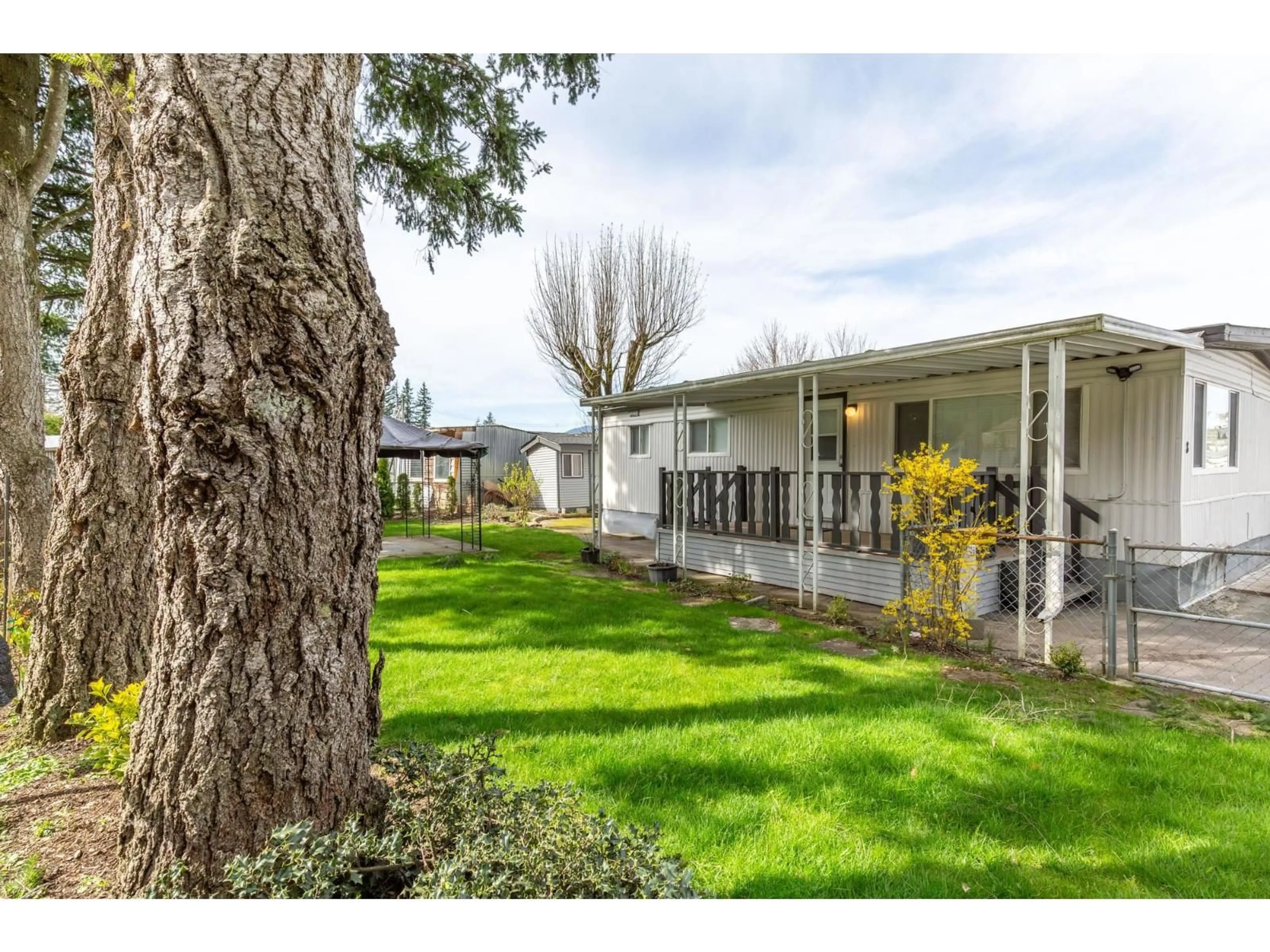 A pic from outside/outdoor area/front of a property/back of a property/a pic from drone, street for 8 - 45715 ALMA AVENUE, Sardis British Columbia V2R3M5