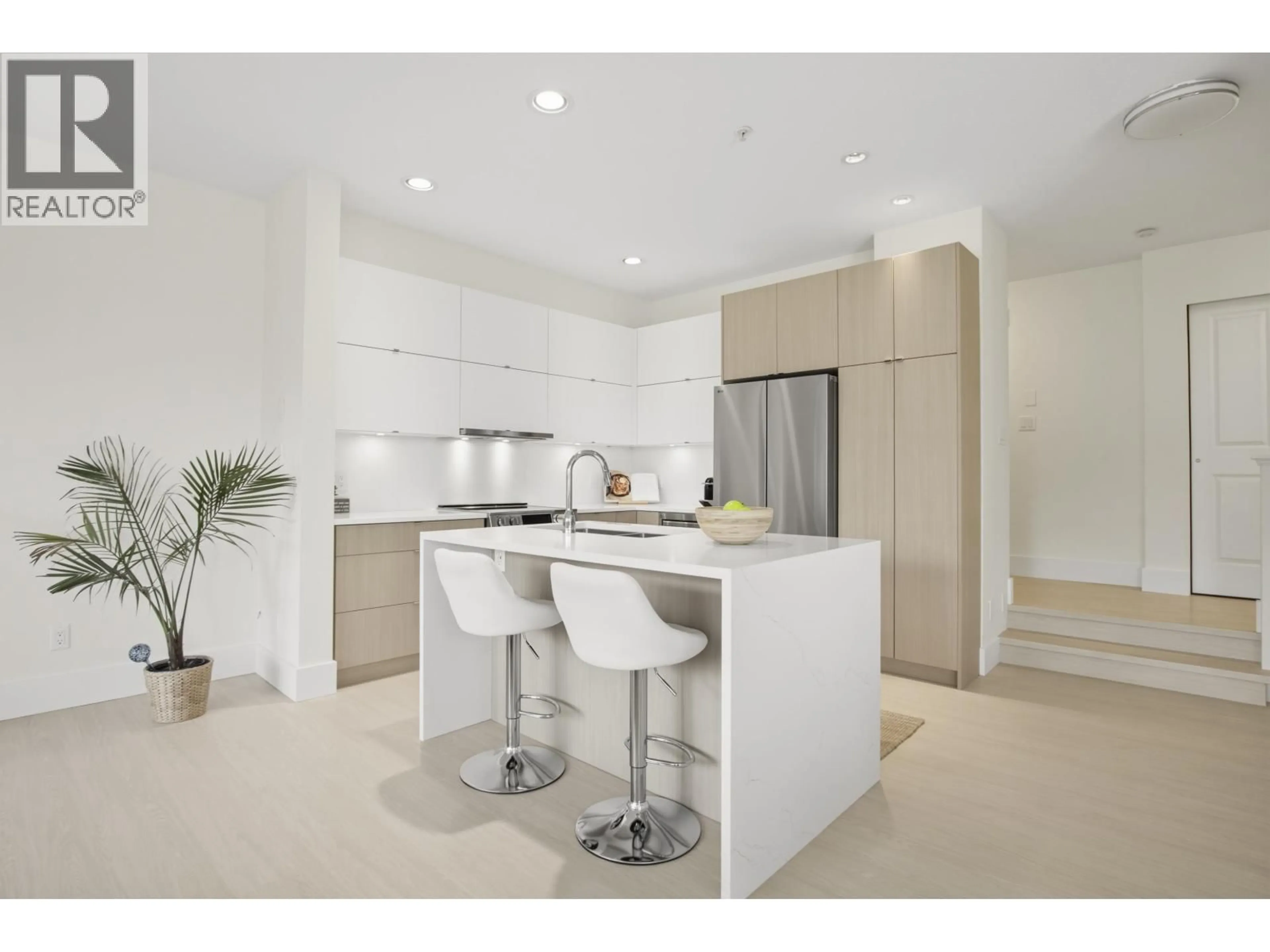 Contemporary kitchen, ceramic/tile floor for 17 - 1026 GLACIER VIEW DRIVE, Squamish British Columbia V8B0G1