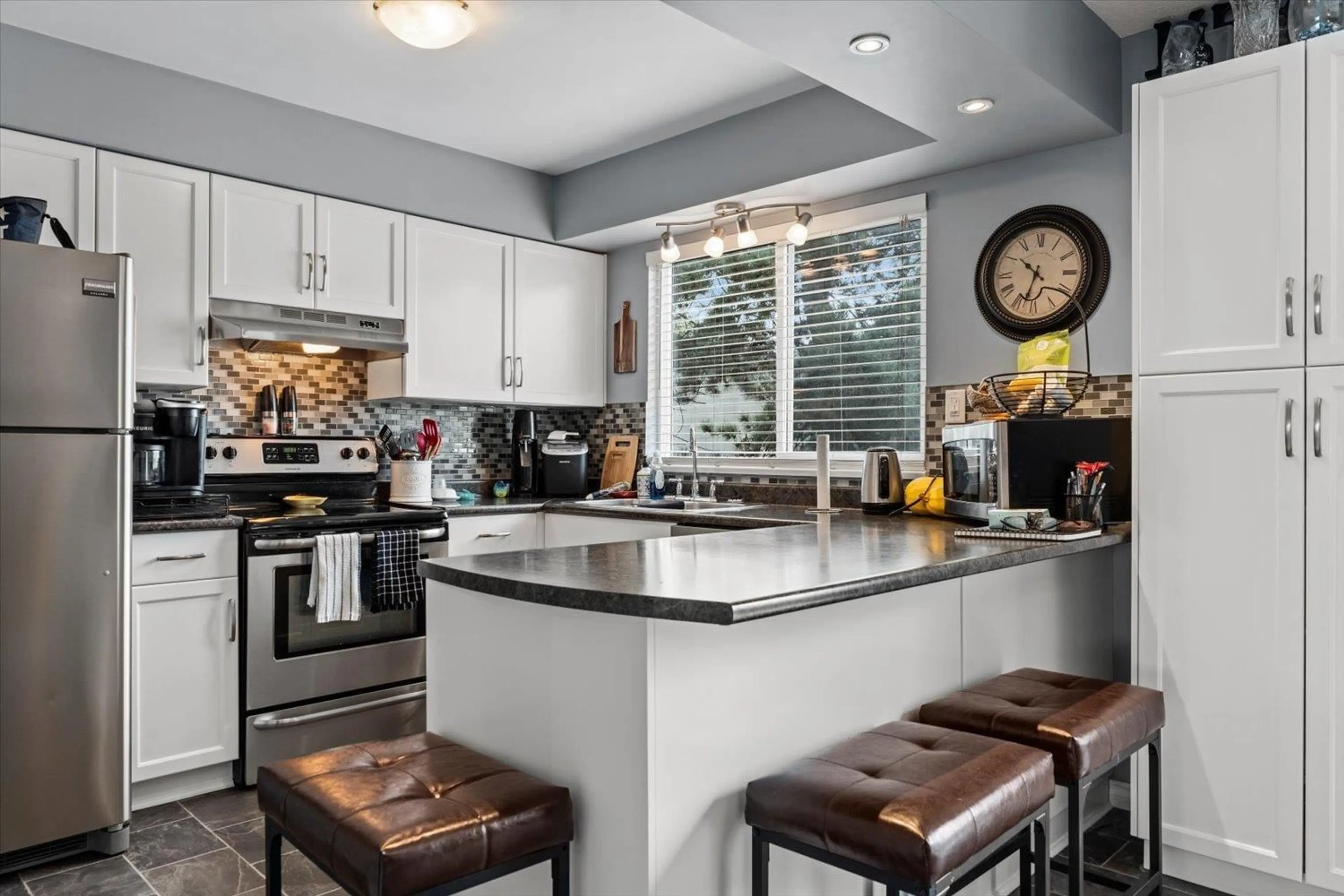 Open concept kitchen, ceramic/tile floor for 10 - 3087 IMMEL STREET, Abbotsford British Columbia V2S6Z6